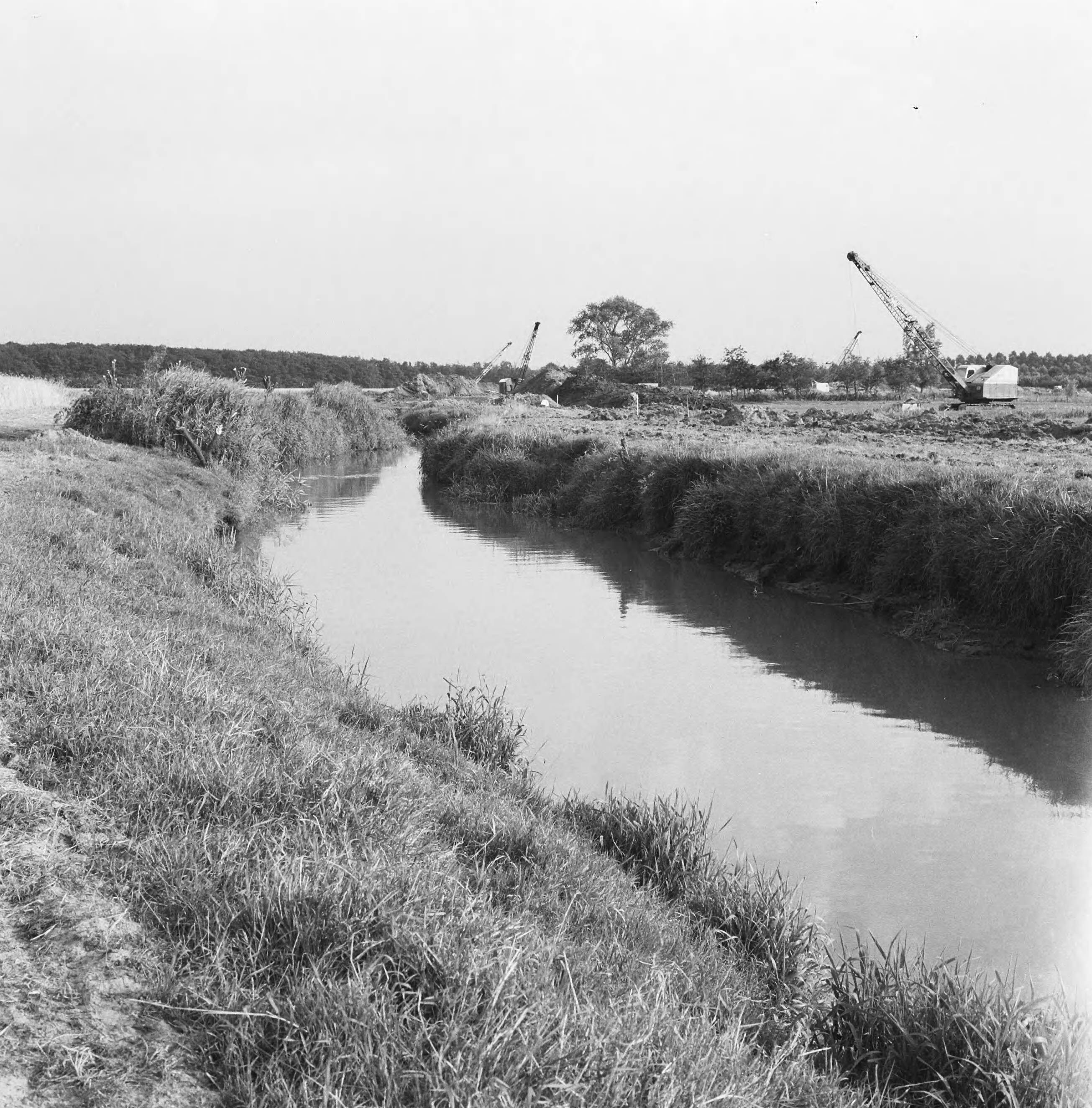 Fotocollectie Nederlandse Heidemaatschappij — Ruilverkaveling Essche Stroom. Bestaande teostand van het toch wer erg mooie riviertje. Ongeveer halverwege Rijksweg en spoorlijn De Esch — Foto: Wüllschleger, [...] / Heidemij. Licentie: Set B: Rechtenvrij / Publiek Domein. Bron: Nationaal Archief. http://hdl.handle.net/10648/ae741e70-d0b4-102d-bcf8-003048976d84