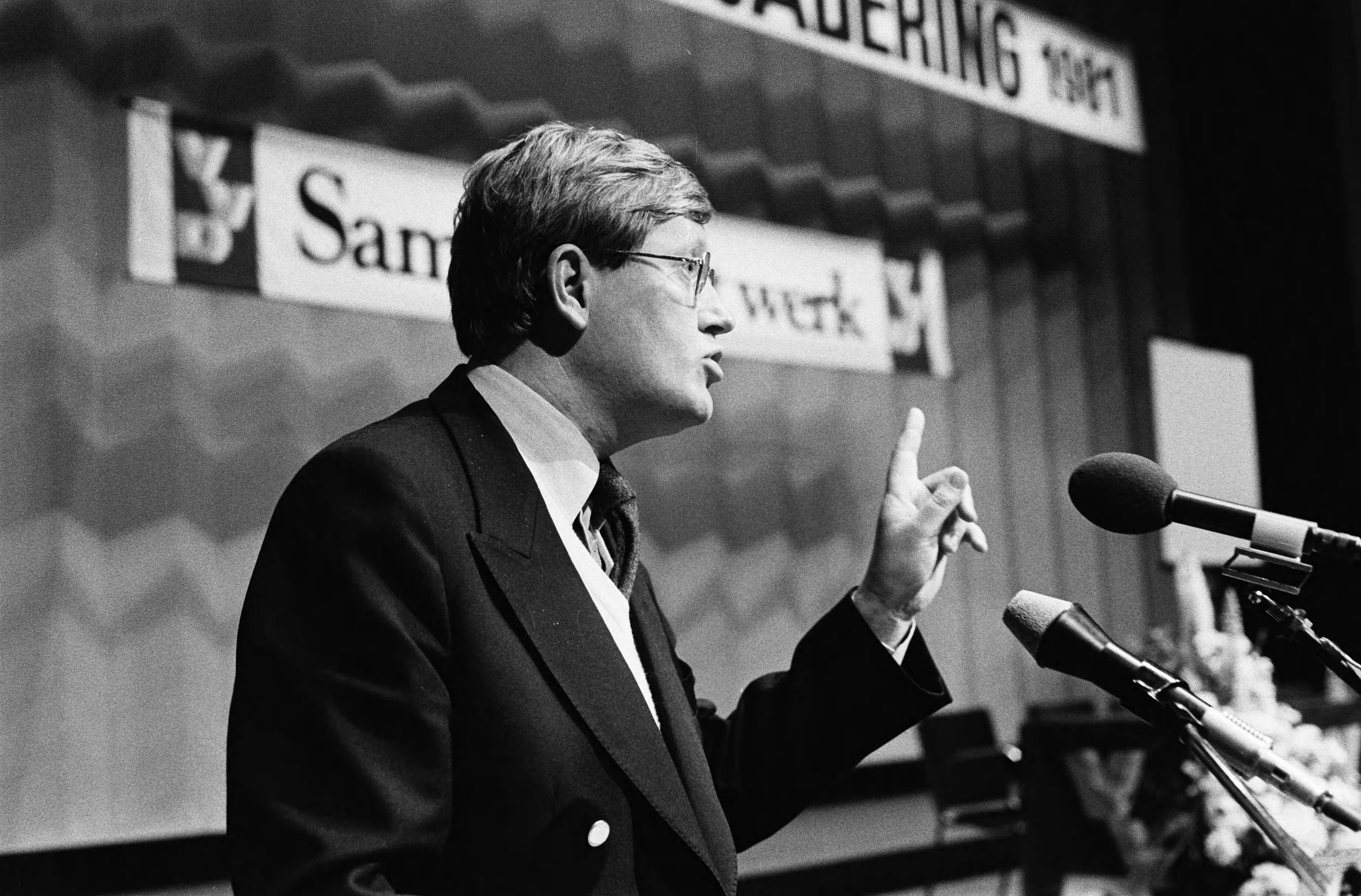 Fotocollectie Anefo — 2e dag algemene vergadering VVD in Congresgebouw in Den Haag ; Wiegel tijdens zijn toespraak — Foto: Antonisse, Marcel / Anefo. Licentie: Set B: Rechtenvrij / Publiek Domein. Bron: Nationaal Archief. http://hdl.handle.net/10648/acfc7344-d0b4-102d-bcf8-003048976d84