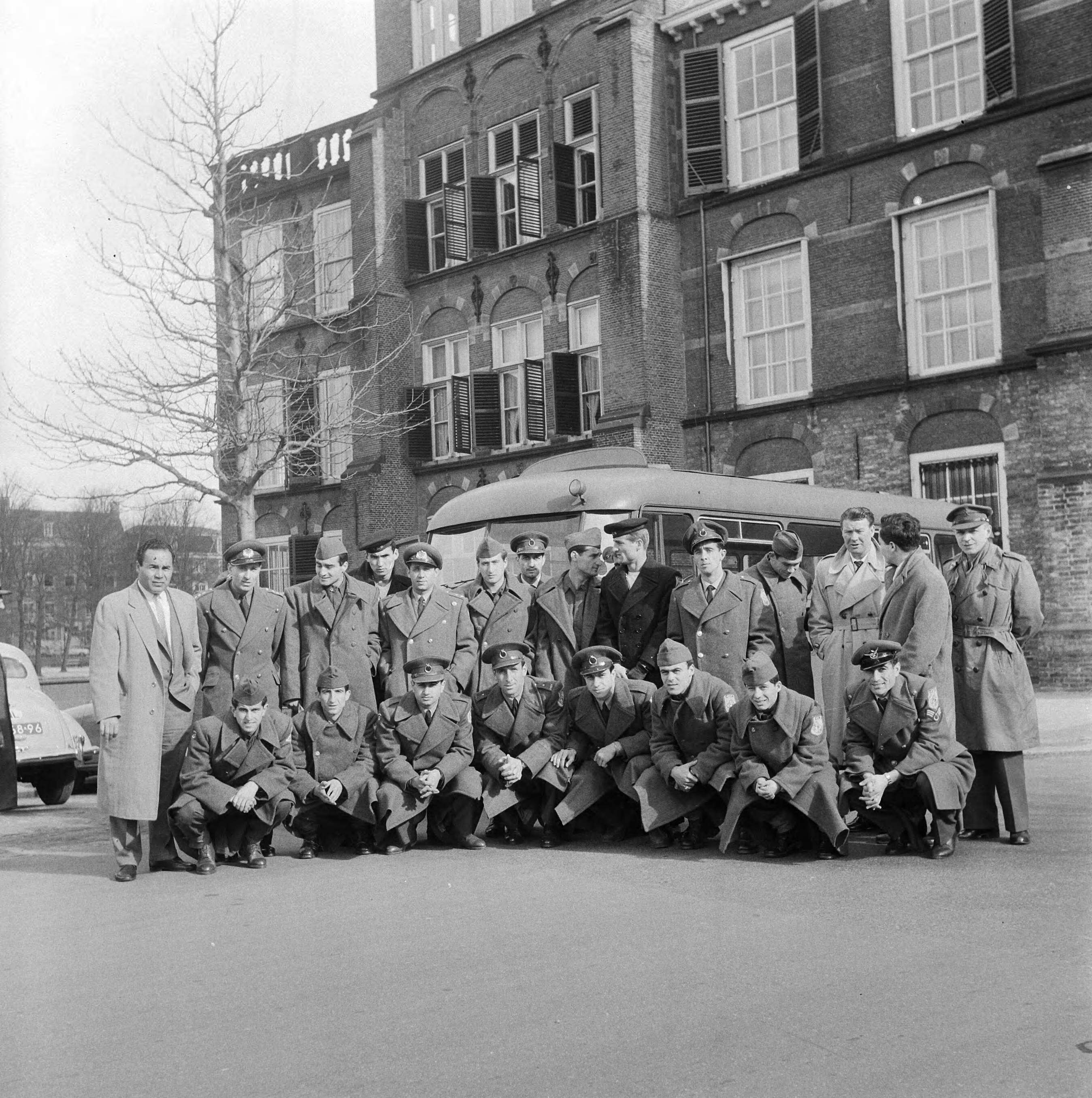 Fotocollectie Anefo — Turks militair elftal in Den Haag — Foto: Koch, Eric / Anefo. Licentie: Set B: Rechtenvrij / Publiek Domein. Bron: Nationaal Archief. http://hdl.handle.net/10648/a976e92a-d0b4-102d-bcf8-003048976d84