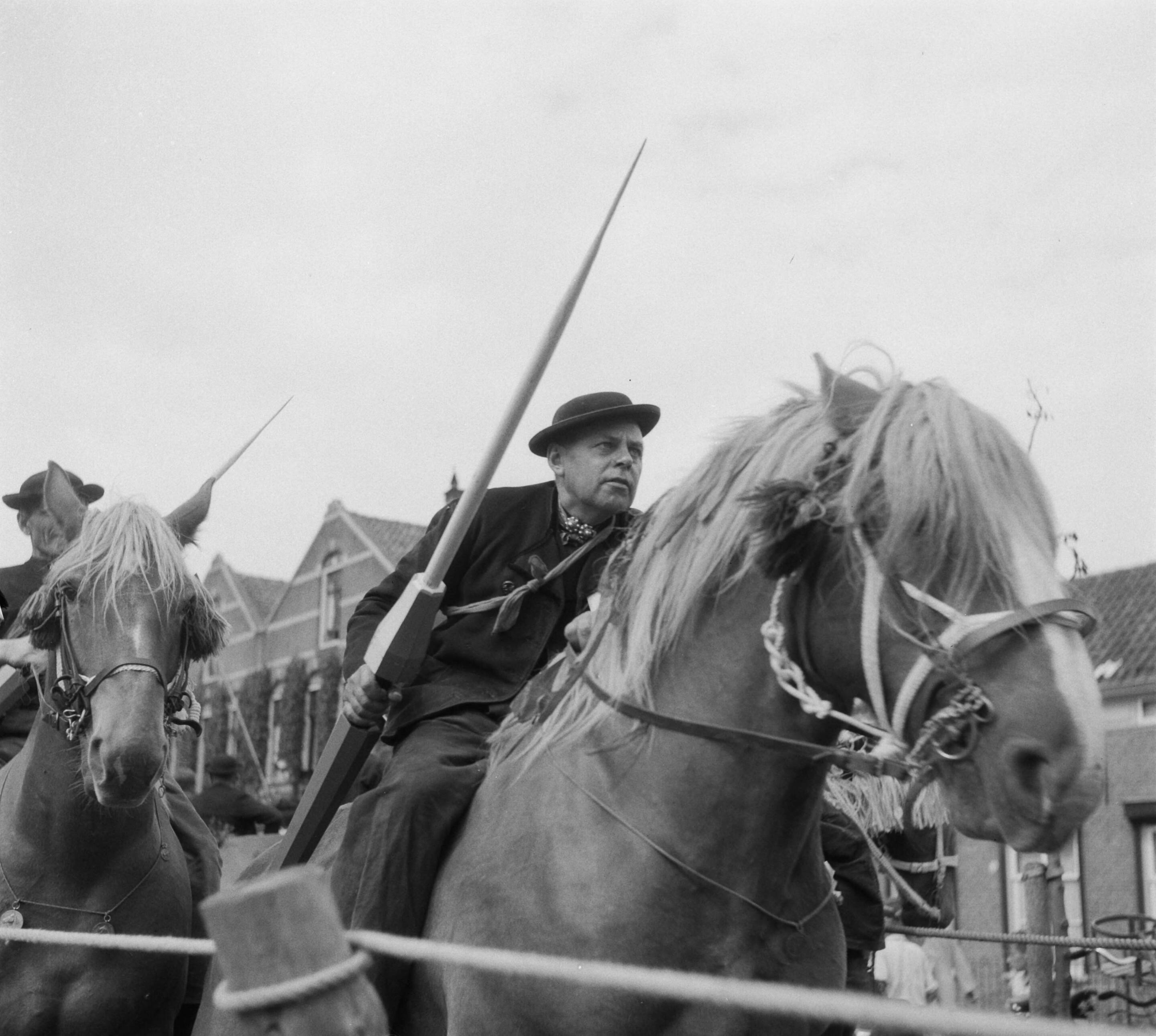 Ringsteken in Middelburg — Ringrijden in Middelburg — Foto: Noske, J.D. / Anefo. Licentie: Set B: Rechtenvrij / Publiek Domein. Bron: Nationaal Archief. http://hdl.handle.net/10648/a8de094e-d0b4-102d-bcf8-003048976d84