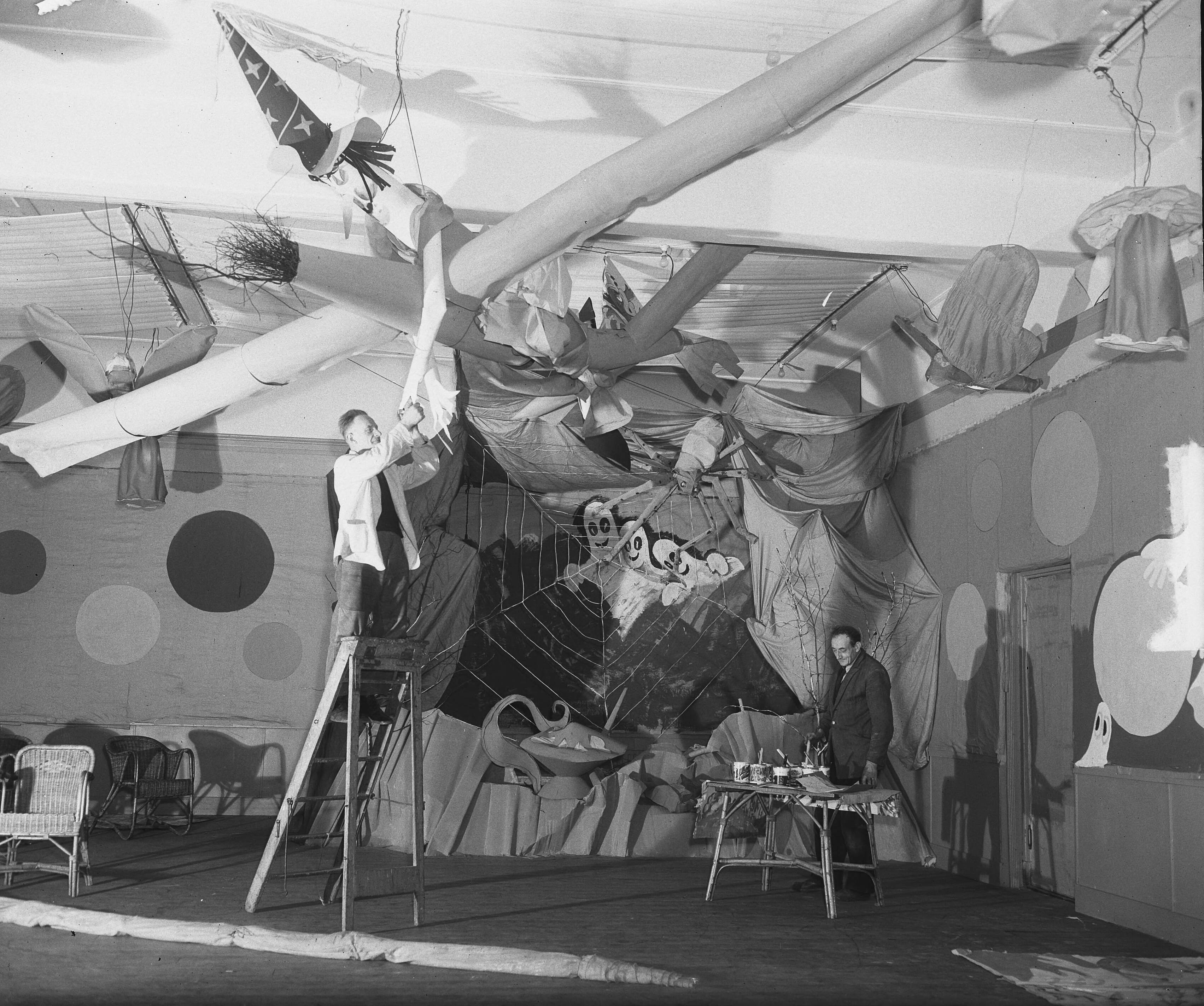 Fotocollectie Anefo — Kunstschilders voor het Carnaval bij Heemdorf (Laren) — Foto: Merk, Ben / Anefo. Licentie: Set B: Rechtenvrij / Publiek Domein. Bron: Nationaal Archief. http://hdl.handle.net/10648/a8c3e410-d0b4-102d-bcf8-003048976d84