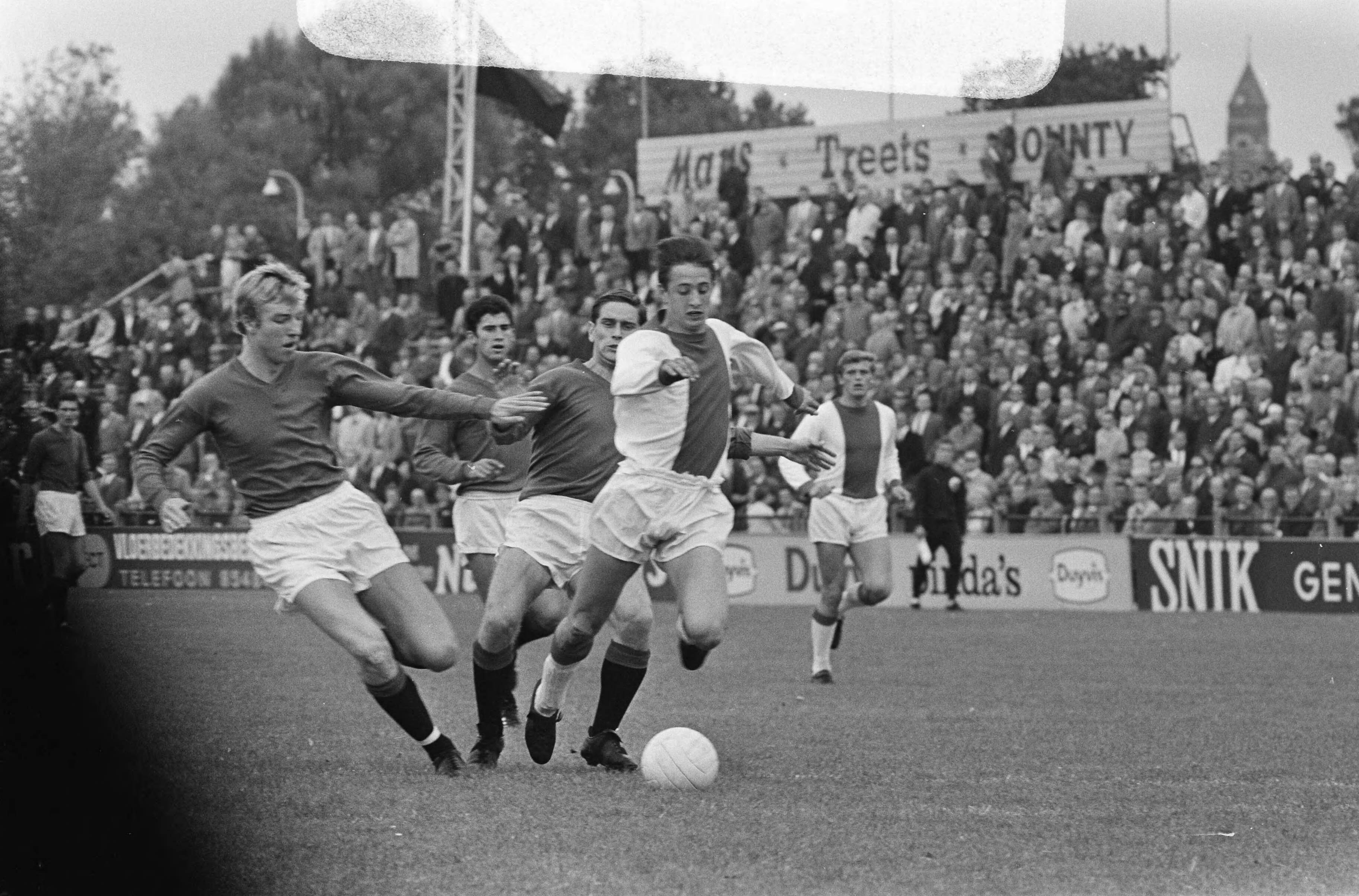 Voetbalwedstrijd tussen ADO en Ajax te Den Haag: 2-2 — Johan Cruijff (Ajax) breekt door — Foto: Fotograaf Onbekend / Anefo. Licentie: Set B: Rechtenvrij / Publiek Domein. Bron: Nationaal Archief. http://hdl.handle.net/10648/aafcfb36-d0b4-102d-bcf8-003048976d84