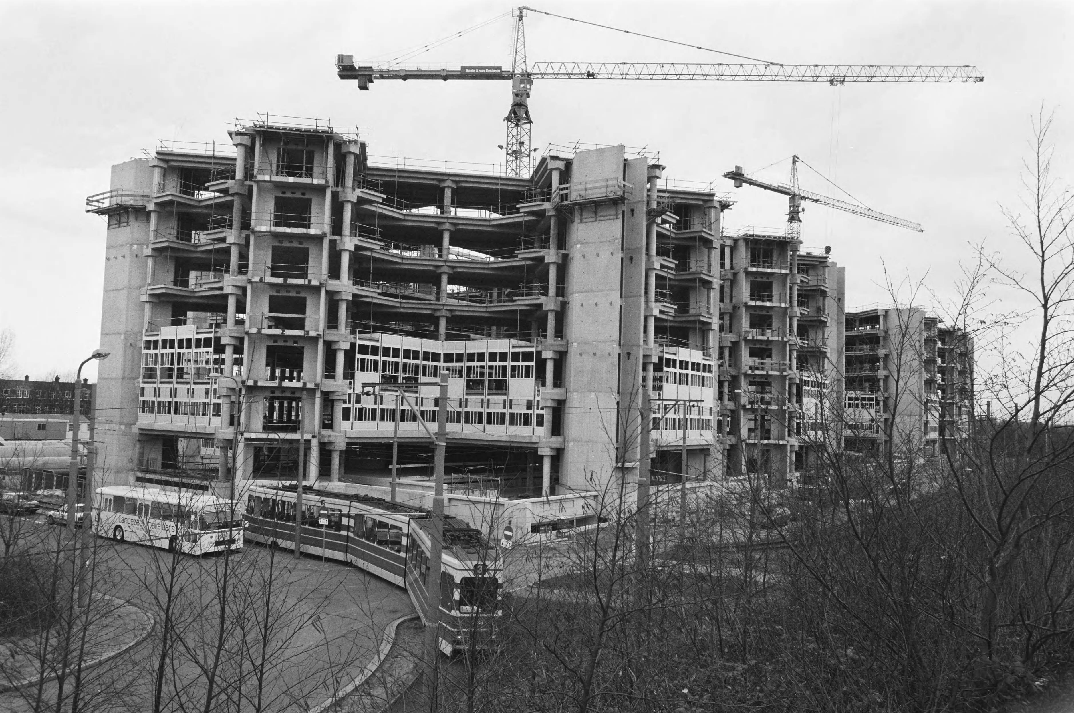 Fotocollectie Anefo — Bouw van het nieuwe Ministerie van Sociale Zaken in Den Haag — Foto: Bogaerts, Rob / Anefo. Licentie: Set B: Rechtenvrij / Publiek Domein. Bron: Nationaal Archief. http://hdl.handle.net/10648/ad710f92-d0b4-102d-bcf8-003048976d84