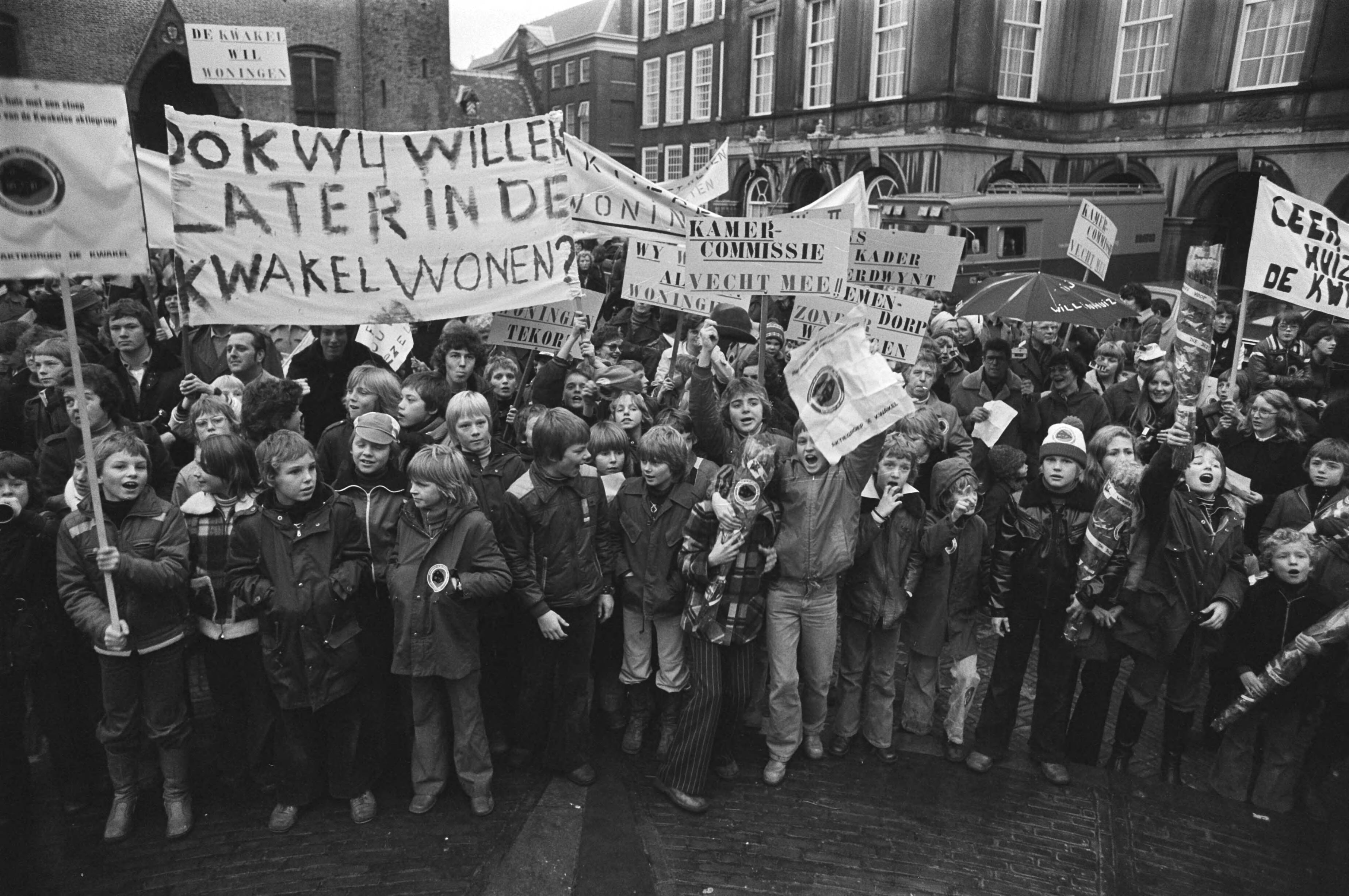 Fotocollectie Anefo — Actiegroep "De Kwakel" demonstreert in verband met woonproblemen in de Kwakel, op Binnenhof Den Haag ; demonstranten op Binnenhof — Foto: Suyk, Koen / Anefo. Licentie: Set B: Rechtenvrij / Publiek Domein. Bron: Nationaal Archief. http://hdl.handle.net/10648/aca83266-d0b4-102d-bcf8-003048976d84