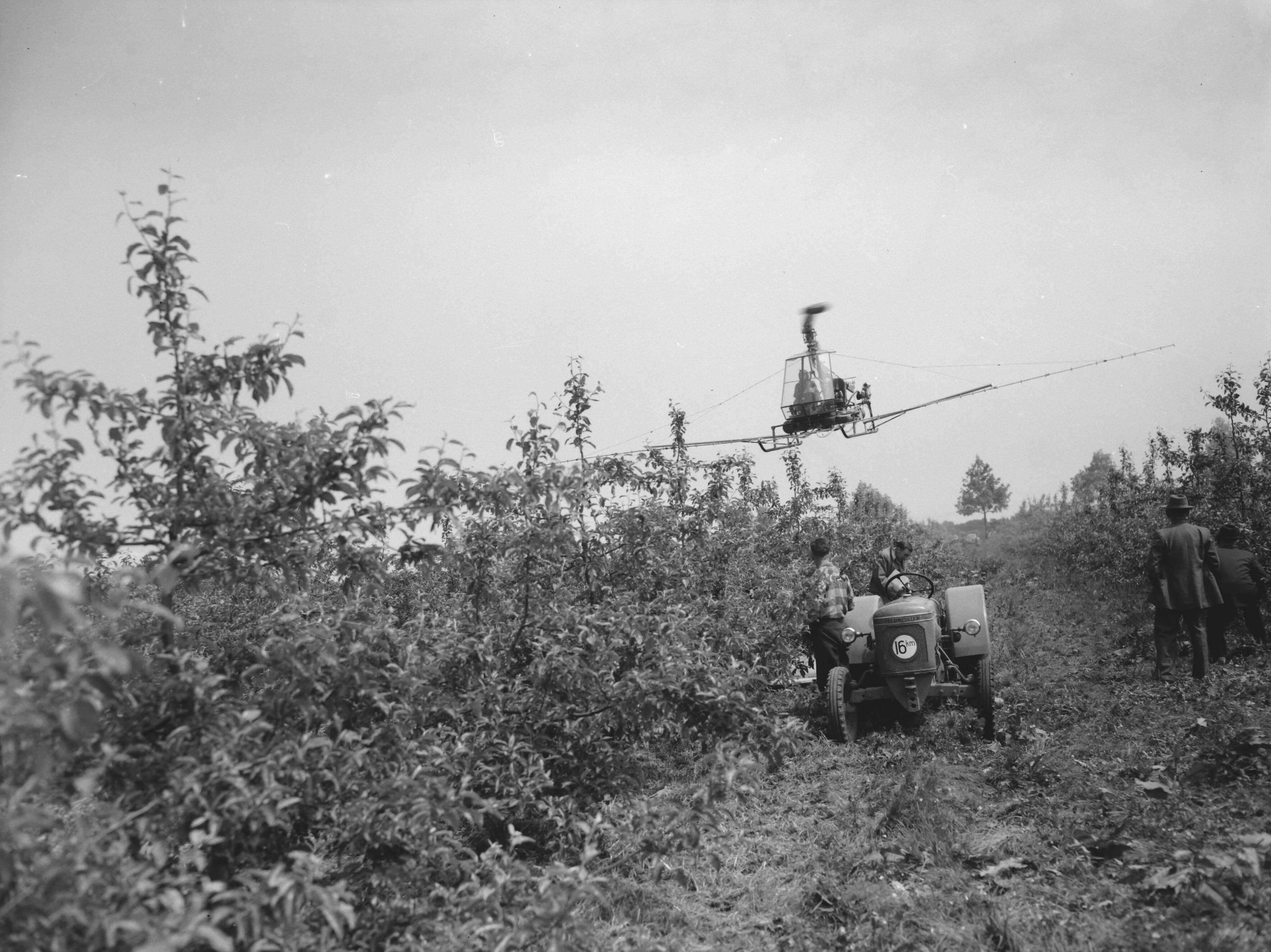 Fotocollectie Anefo — Landelijke werktuigdemonstratie van de fruitteelt te Bunnik — Foto: Noske, J.D. / Anefo. Licentie: Set B: Rechtenvrij / Publiek Domein. Bron: Nationaal Archief. http://hdl.handle.net/10648/a97dfc10-d0b4-102d-bcf8-003048976d84