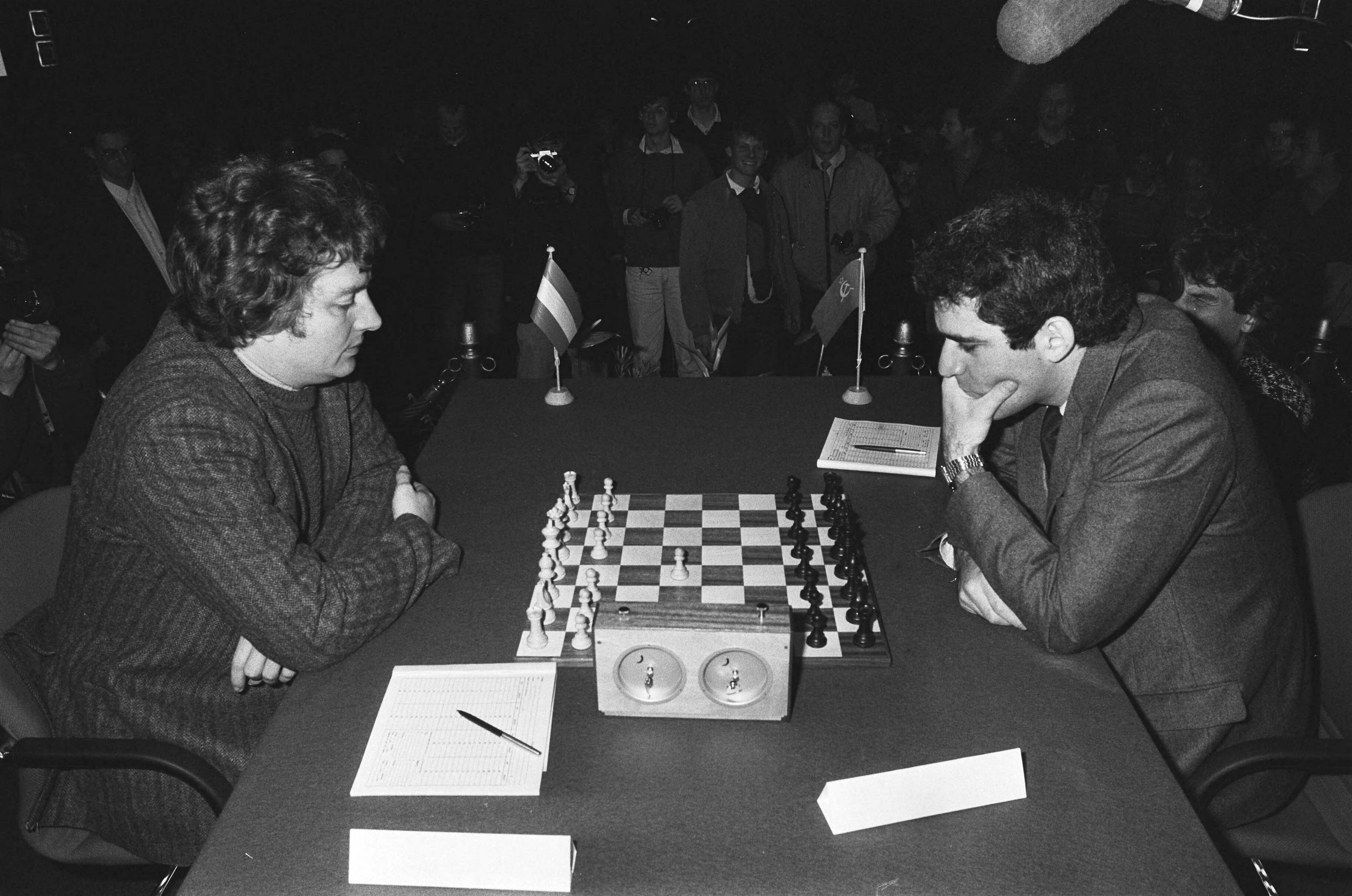 KRO Schaaktweekamp Timman - Kasparov 1985 — Timman (links) tegen Kasparov (rechts) — Foto: Molendijk, Bart / Anefo. Licentie: Set B: Rechtenvrij / Publiek Domein. Bron: Nationaal Archief. http://hdl.handle.net/10648/ad4e1b5e-d0b4-102d-bcf8-003048976d84