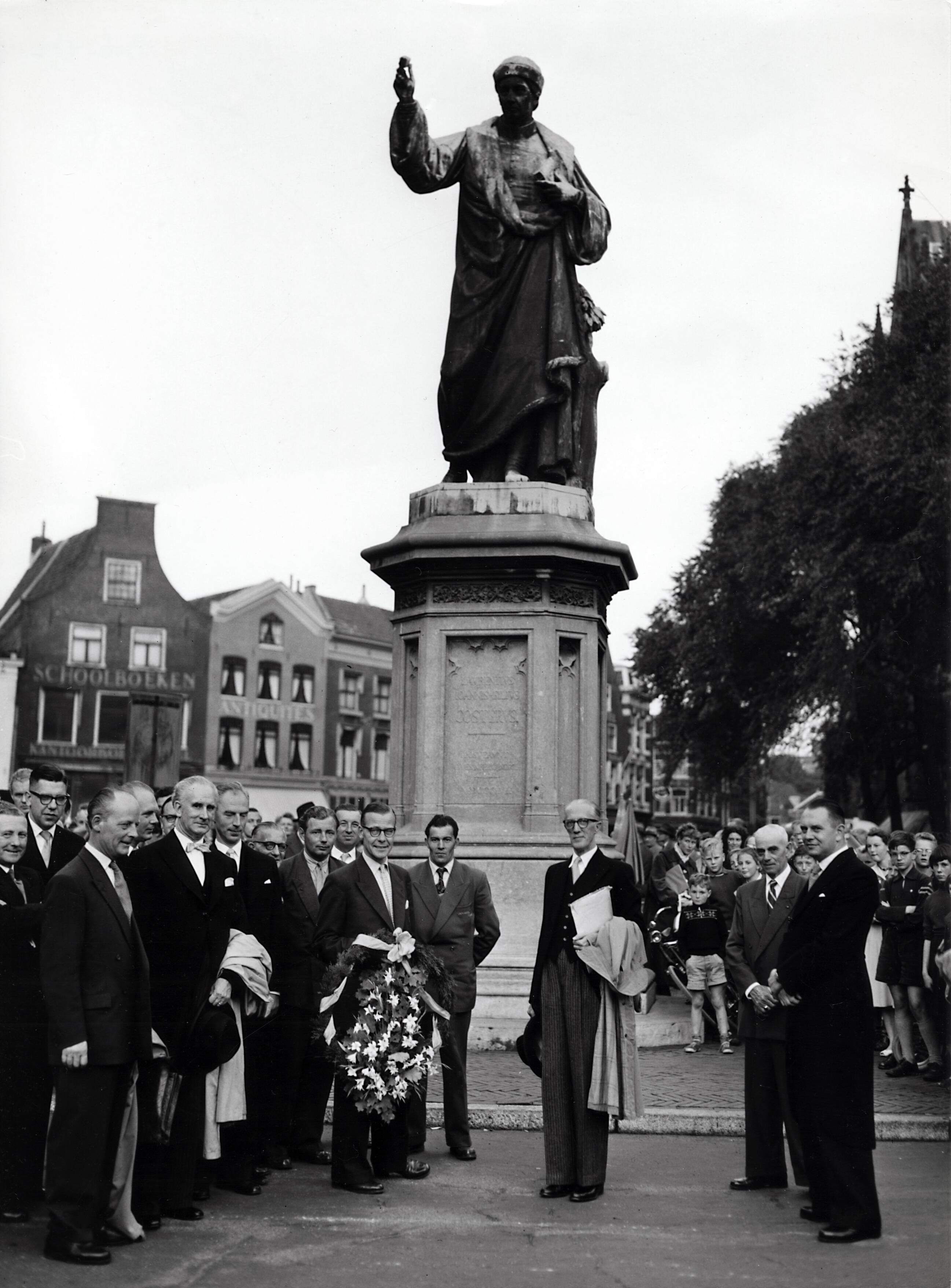 Collectie nader te bepalen — [50-jarig jubileum N.V. De Spaarnestad] Bijeenkomst en kranslegging bij het standbeeld van Laurens Jansz. Coster] — Foto: Fotograaf Onbekend / Fotobureau onbekend / Spaarnestad Photo (05887). Licentie: Set B: Rechtenvrij / Publiek Domein. Bron: Nationaal Archief. http://hdl.handle.net/10648/35429da6-3a85-a382-e063-6df0900a6686