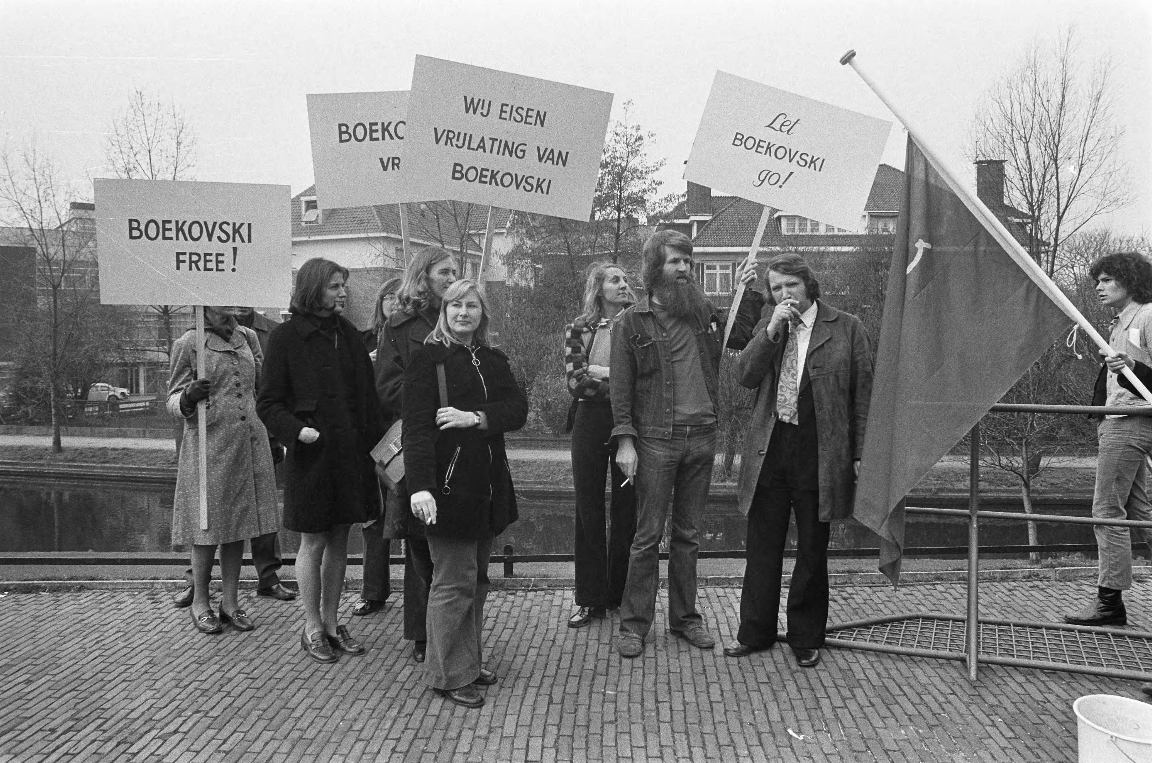 Fotocollectie Anefo — Demonstratie voor Boekorski voor Russische ambassade in Den Haag , demonstranten met borden — Foto: Peters, Hans / Anefo. Licentie: Set B: Rechtenvrij / Publiek Domein. Bron: Nationaal Archief. http://hdl.handle.net/10648/ac47089c-d0b4-102d-bcf8-003048976d84