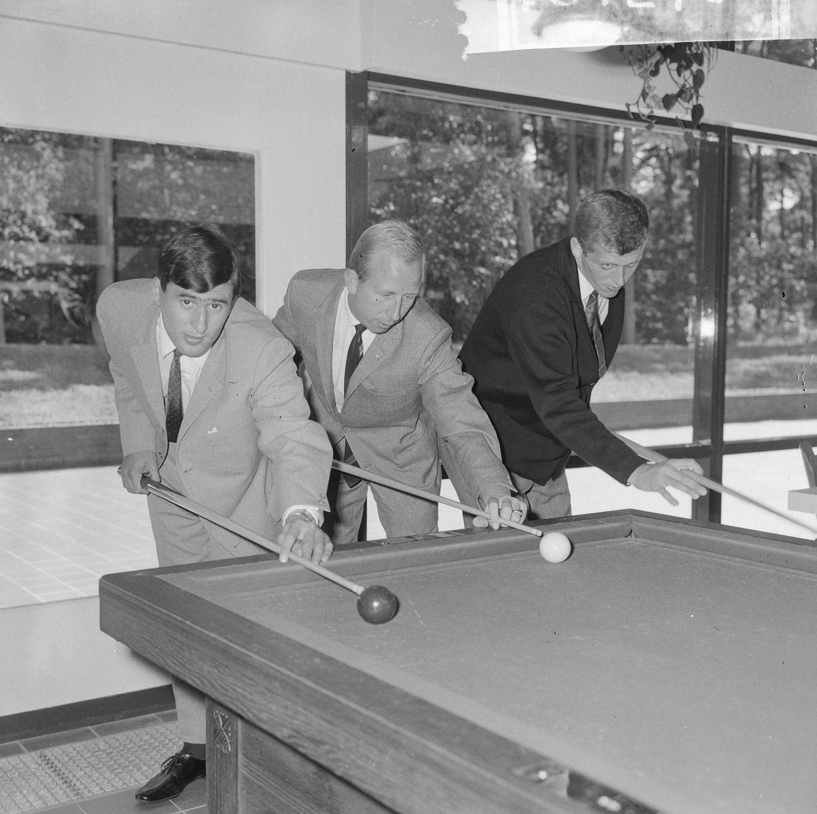 Fotocollectie Anefo — Centrale Training van het Nederlandse elftal in het KNVB-sportcentrum te Zeist, v.l.n.r. Sjaak Swart, Henk Groot en Piet Keizer biljarten — Foto: Nijs, Jac. de / Anefo. Licentie: Set B: Rechtenvrij / Publiek Domein. Bron: Nationaal Archief. http://hdl.handle.net/10648/aabe10ec-d0b4-102d-bcf8-003048976d84