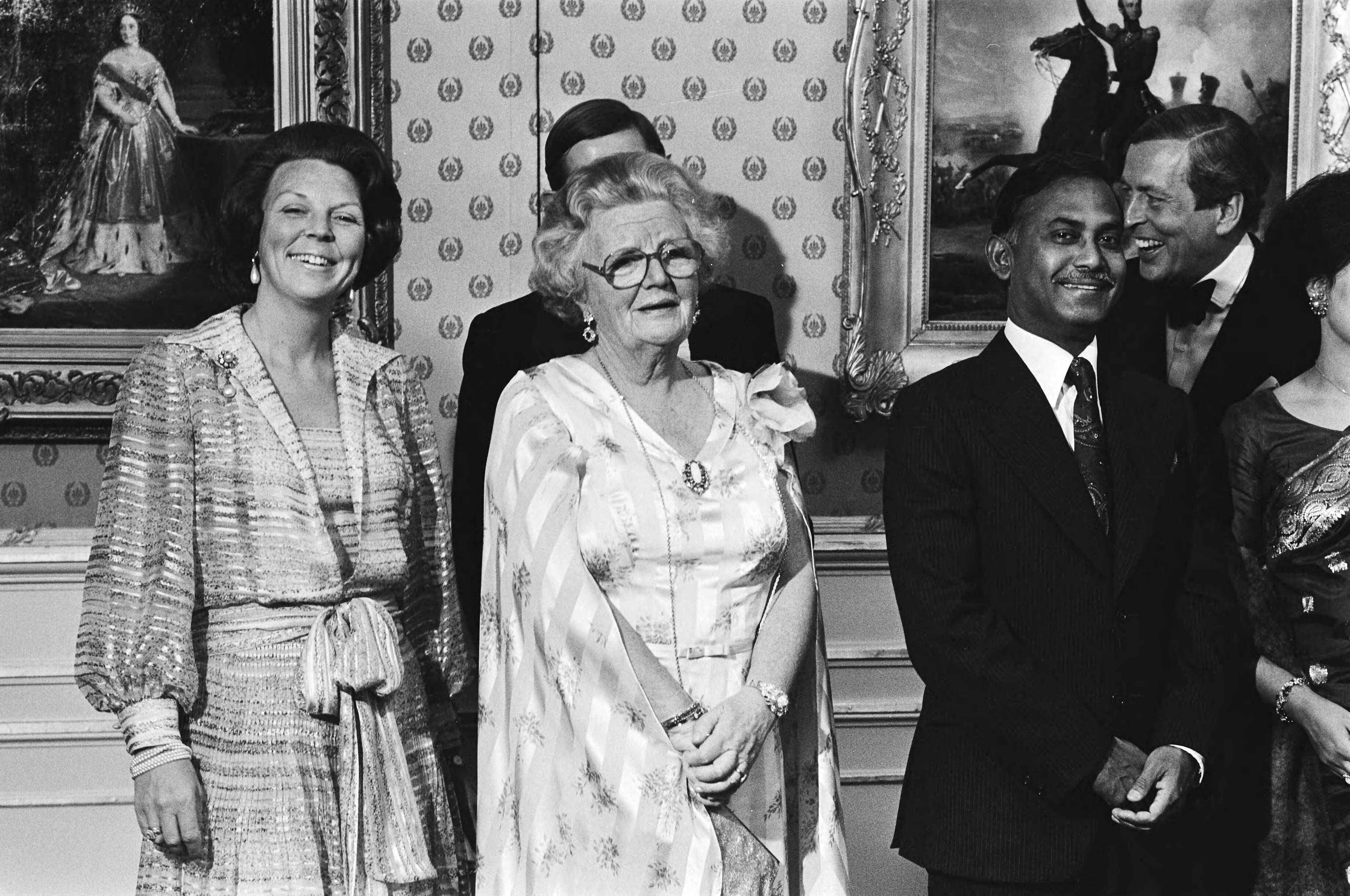 President Ziaur Rahman van Bangladesh en echtgenote in het land — Statiefoto op paleis Soestdijk. V.l.n.r. Beatrix, H.M., van Vollenhoven, Ziaur Rahman, Claus, Mw. Begem Ziaur Rahman, Bernhard en Margriet — Foto: Suyk, Koen / Anefo. Licentie: Set B: Rechtenvrij / Publiek Domein. Bron: Nationaal Archief. http://hdl.handle.net/10648/acc89042-d0b4-102d-bcf8-003048976d84