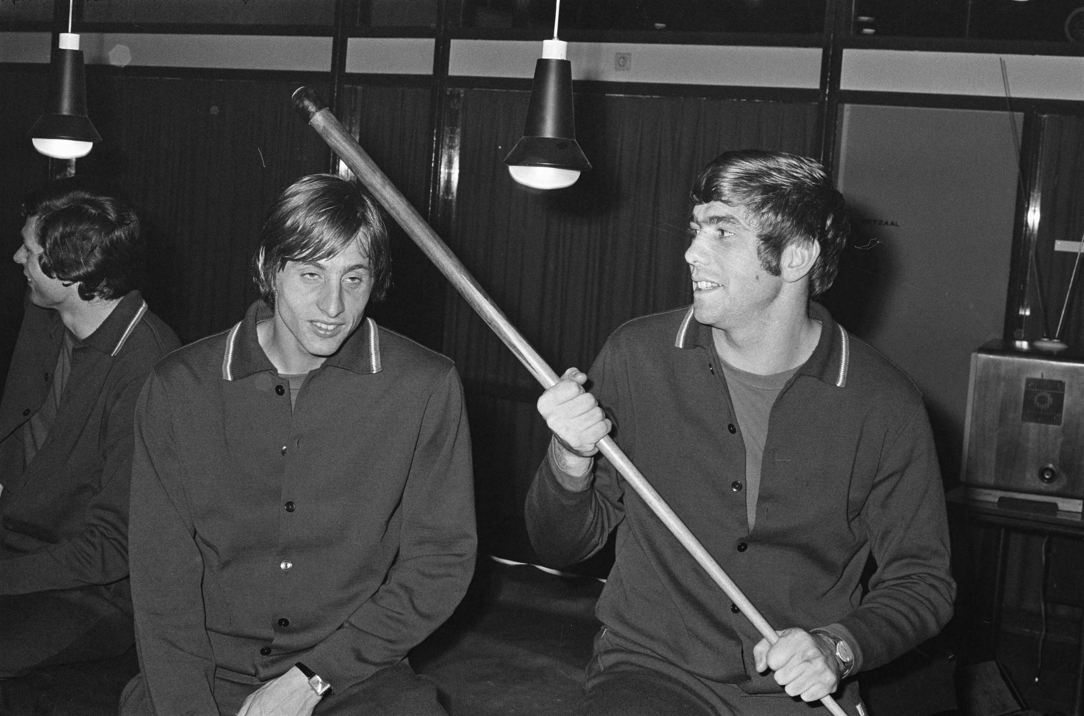 Fotocollectie Anefo — Nederlands elftal in het trainingscentrum te Zeist voor de wedstrijd tegen Engeland. J. Cruyff met keu op kop van Eykenbroek, 8 Cruyff, Eykenbroek, 10 Jan Mulder — Foto: Evers, Joost / Anefo. Licentie: Set B: Rechtenvrij / Publiek Domein. Bron: Nationaal Archief. http://hdl.handle.net/10648/ab7fee60-d0b4-102d-bcf8-003048976d84