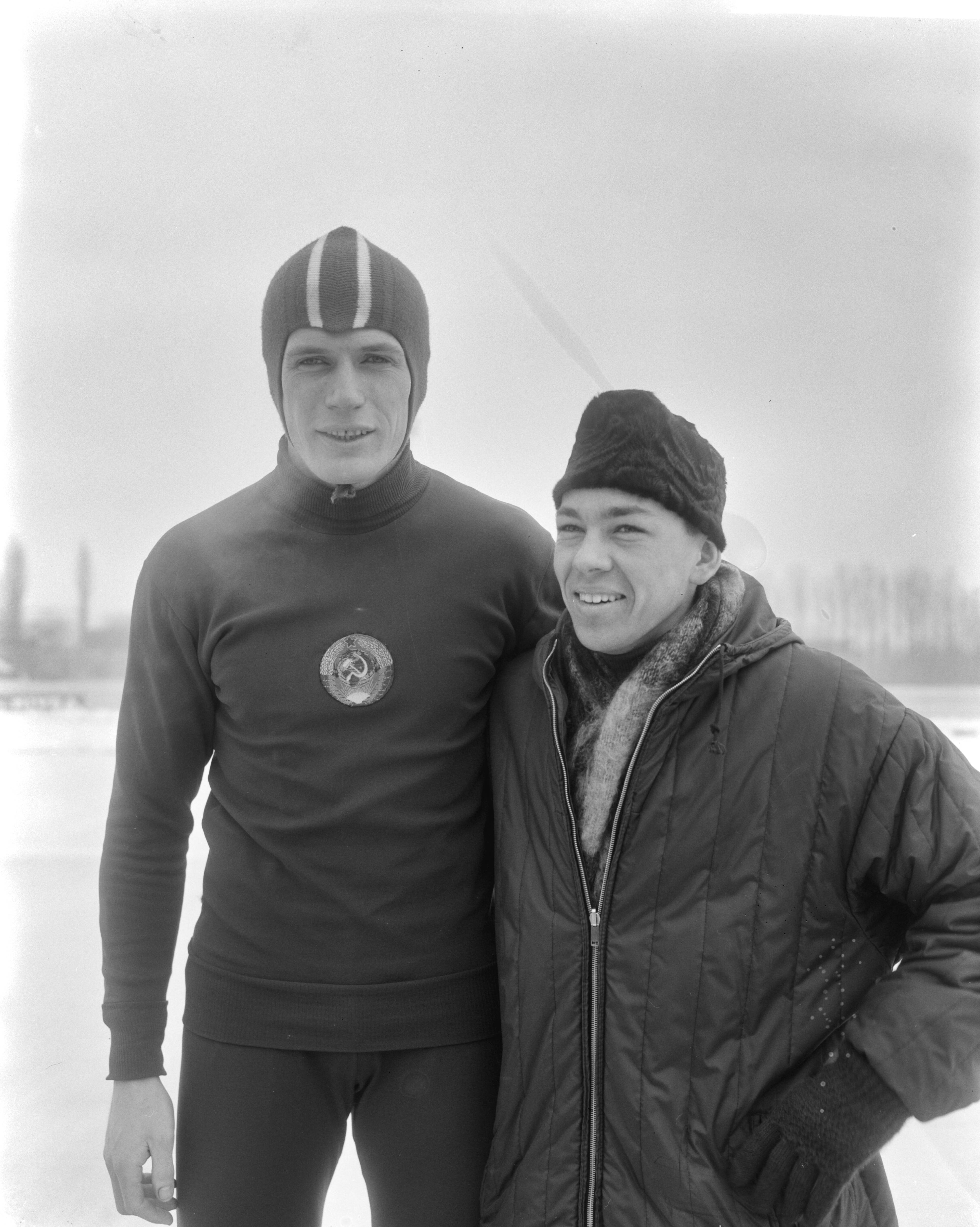 Fotocollectie Anefo — Europese schaatskampioenschappen te Deventer, Matusevitsj en Eddy Verheyen — Foto: Bilsen, Joop van / Anefo. Licentie: Set B: Rechtenvrij / Publiek Domein. Bron: Nationaal Archief. http://hdl.handle.net/10648/aad74ad0-d0b4-102d-bcf8-003048976d84