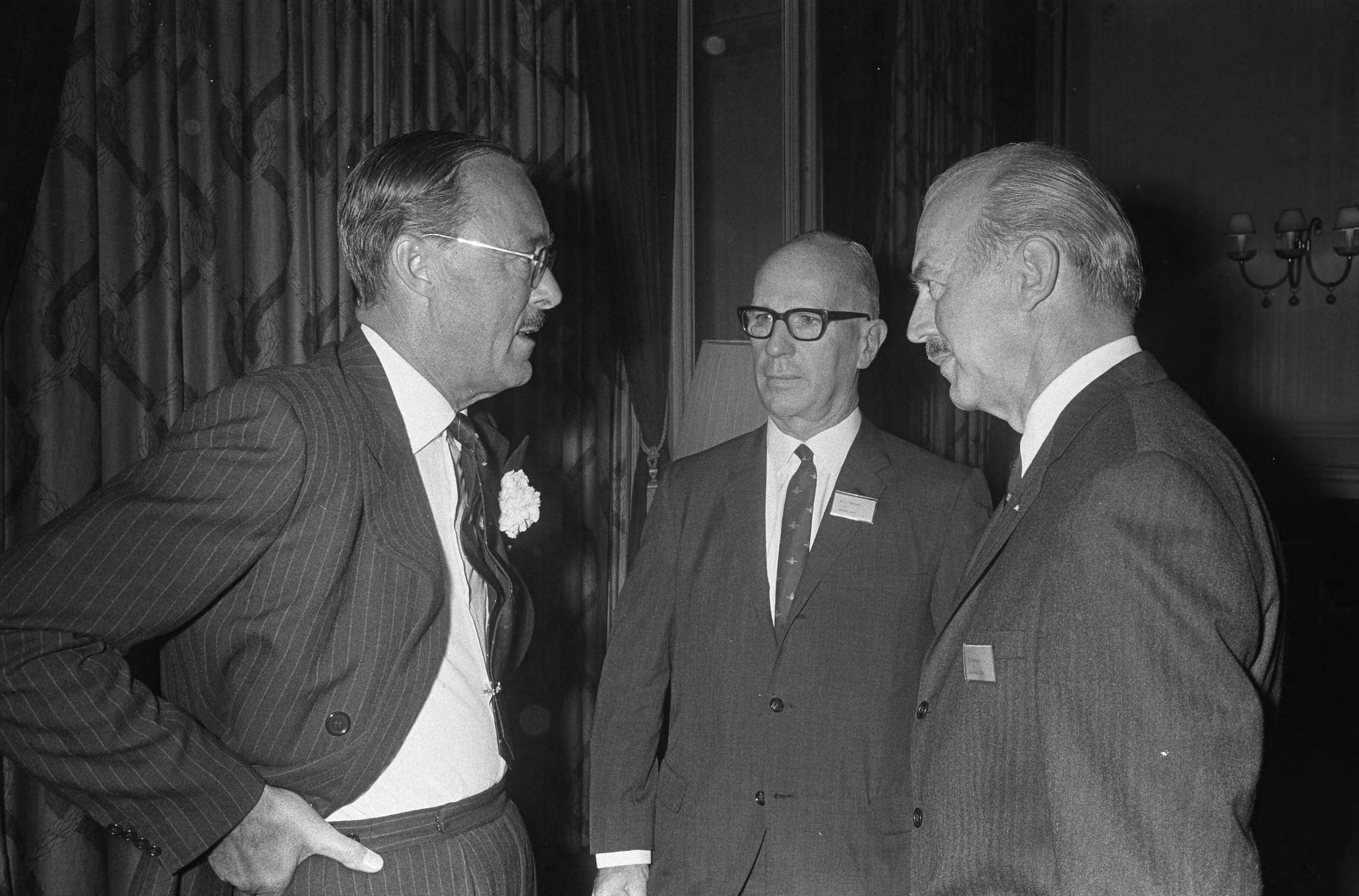 Fotocollectie Anefo — Zilveren schaal voor de Prins bij jaarvergadering van de IAOPA in Kurhaus te Scheveningen. Heeft prins Bernhard last van zijn rug? — Foto: Koch, Eric / Anefo. Licentie: Set B: Rechtenvrij / Publiek Domein. Bron: Nationaal Archief. http://hdl.handle.net/10648/ab265cb0-d0b4-102d-bcf8-003048976d84