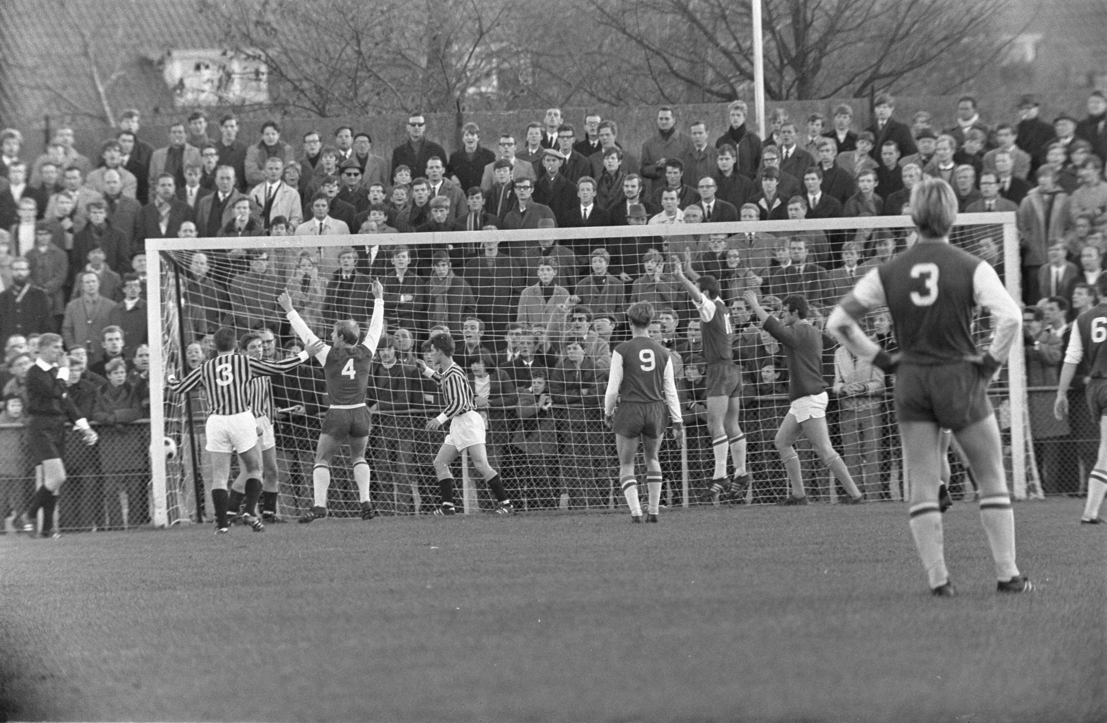 Fotocollectie Anefo — Haarlem-Vitesse 1-2. Spelmomenten — Foto: Kroon, Ron / Anefo. Licentie: Set B: Rechtenvrij / Publiek Domein. Bron: Nationaal Archief. http://hdl.handle.net/10648/ab55c950-d0b4-102d-bcf8-003048976d84
