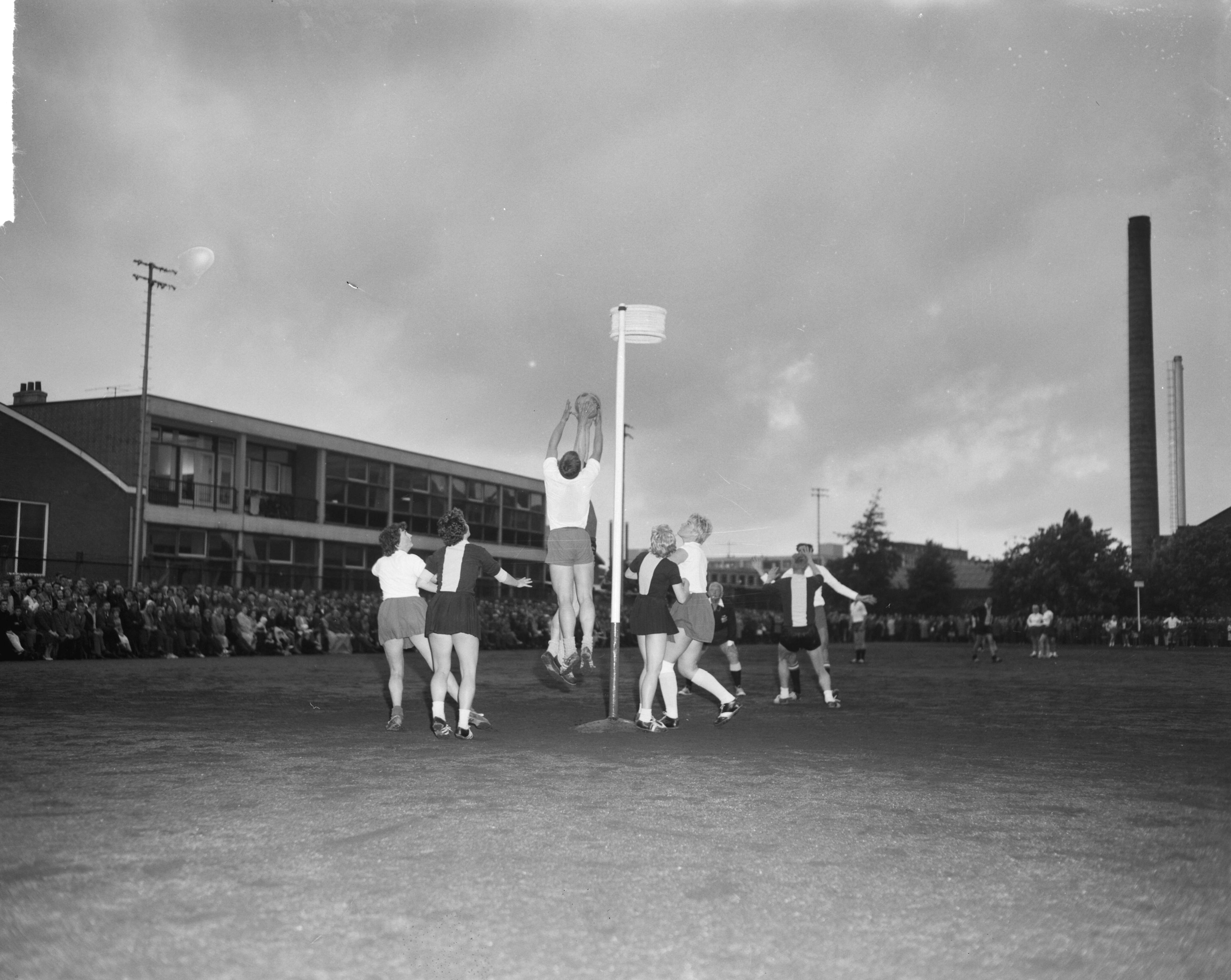 Fotocollectie Anefo — Korfbal. Kampioenschapswedstrijd hoofdklasse A. Westerkwartier tegen Rohda 5-7. Spelmoment — Foto: Bilsen, Joop van / Anefo. Licentie: Set B: Rechtenvrij / Publiek Domein. Bron: Nationaal Archief. http://hdl.handle.net/10648/aa3b7844-d0b4-102d-bcf8-003048976d84