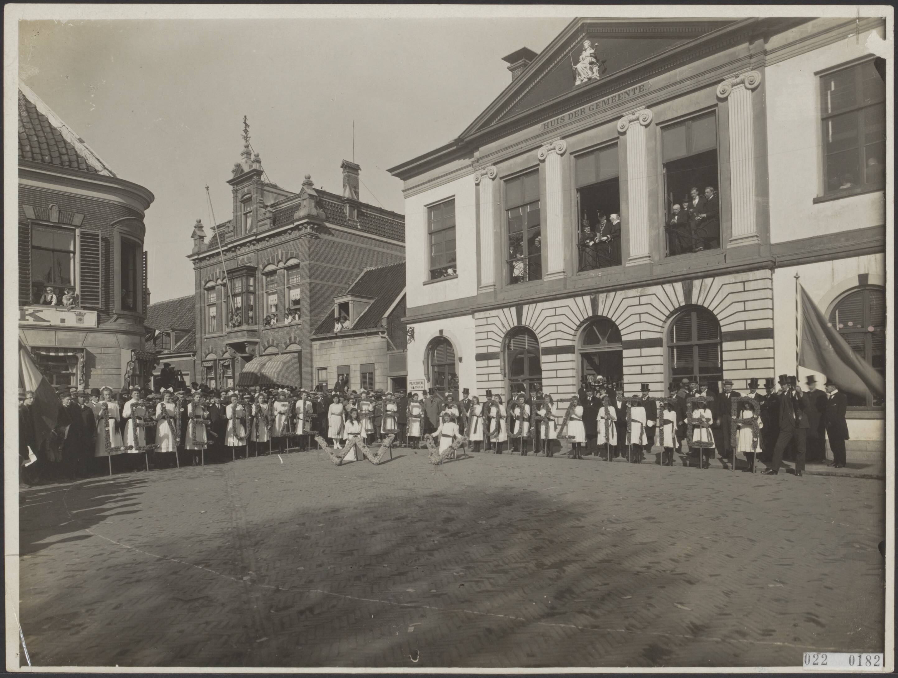 Fotocollectie Elsevier Binnenland — De Wilhelmina vereniging brent een bloemenhulde aan de jubilerende burgemeester Visser van Alphen a/d Rijn — Foto: N.V. Vereenigde Fotobureaux. Licentie: Set B: Rechtenvrij / Publiek Domein. Bron: Nationaal Archief. http://hdl.handle.net/10648/add155a0-d0b4-102d-bcf8-003048976d84