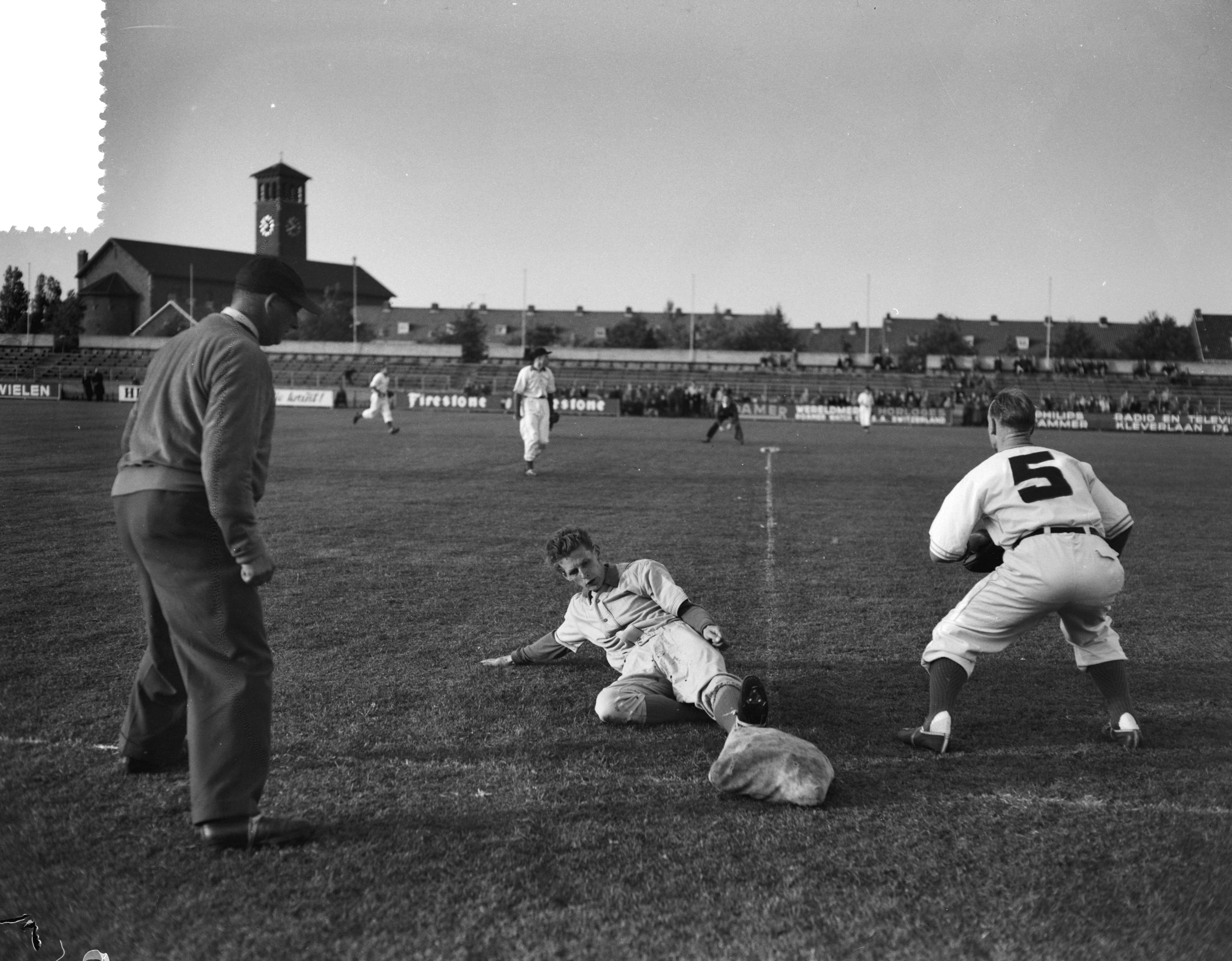 Fotocollectie Anefo — Honkbal. Haarlem tegen Amsterdam 12-10. Spelmoment — Foto: Rossem, Wim van / Anefo. Licentie: Set B: Rechtenvrij / Publiek Domein. Bron: Nationaal Archief. http://hdl.handle.net/10648/a94956c2-d0b4-102d-bcf8-003048976d84
