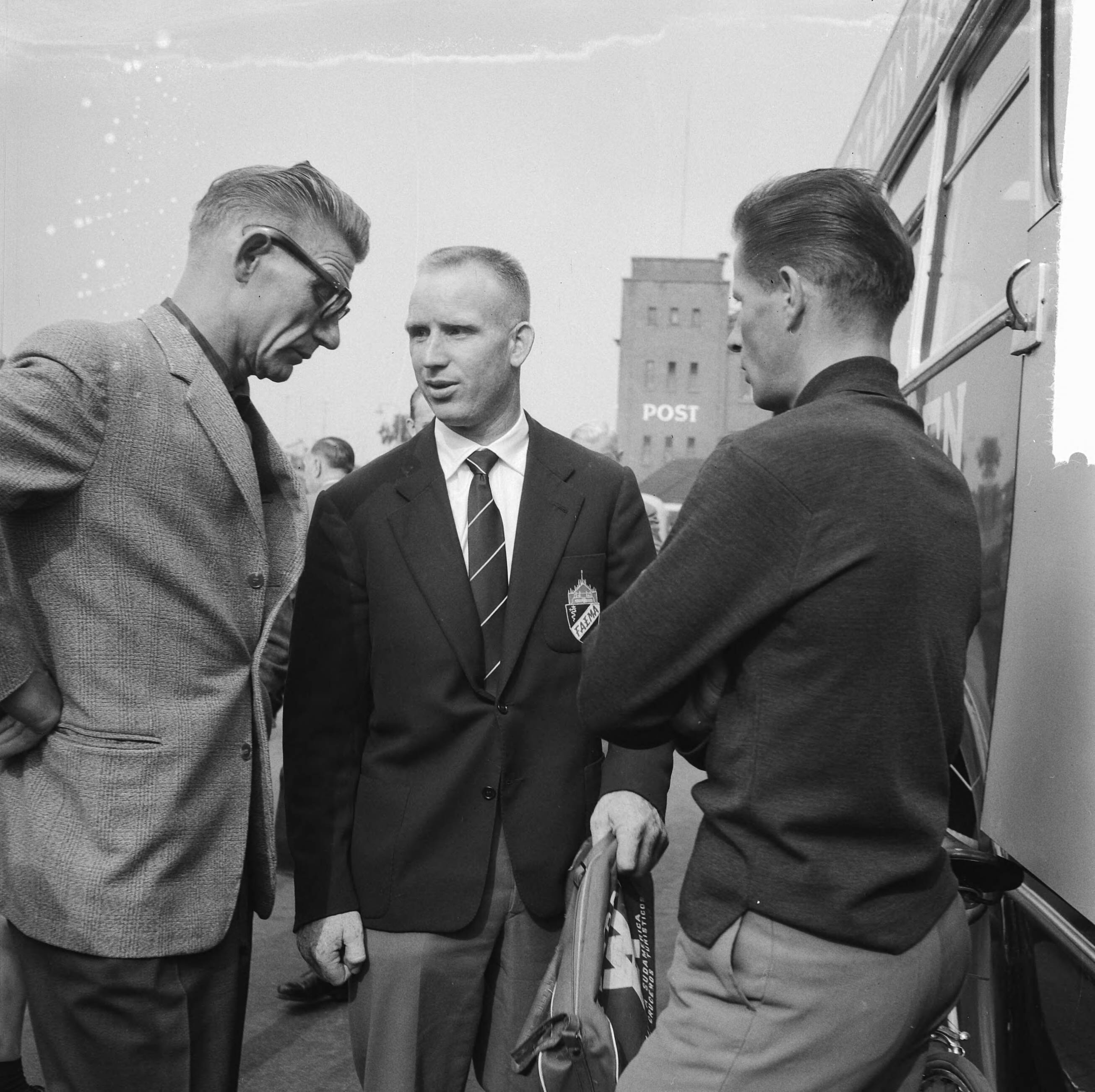Tour de France 1961 — Vertrek Tour de France ploeg naar Frankrijk. Ploegleider Klaas Buchly in gesprek met Piet van Est en Jef Lahaye — Foto: Koch, Eric / Anefo. Licentie: Set B: Rechtenvrij / Publiek Domein. Bron: Nationaal Archief. http://hdl.handle.net/10648/a9d99afc-d0b4-102d-bcf8-003048976d84