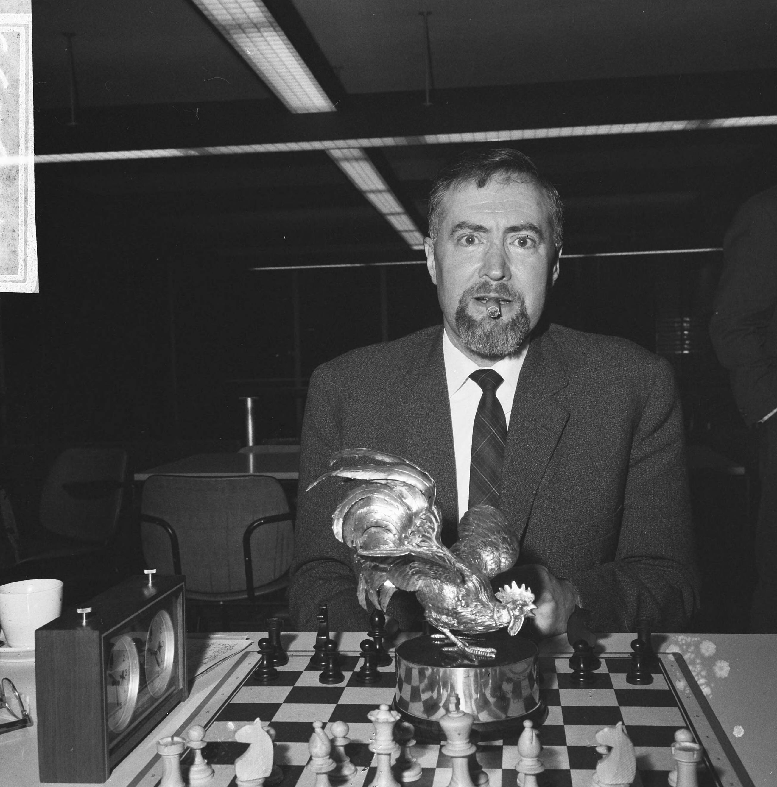 Fotocollectie Anefo — Schaakkampioen van Nederland Lodewijk Prins zittend achter een schaakbord met daarop de wisselprijs te Den Haag — Foto: Nijs, Jac. de / Anefo. Licentie: Set B: Rechtenvrij / Publiek Domein. Bron: Nationaal Archief. http://hdl.handle.net/10648/aad0bbc0-d0b4-102d-bcf8-003048976d84