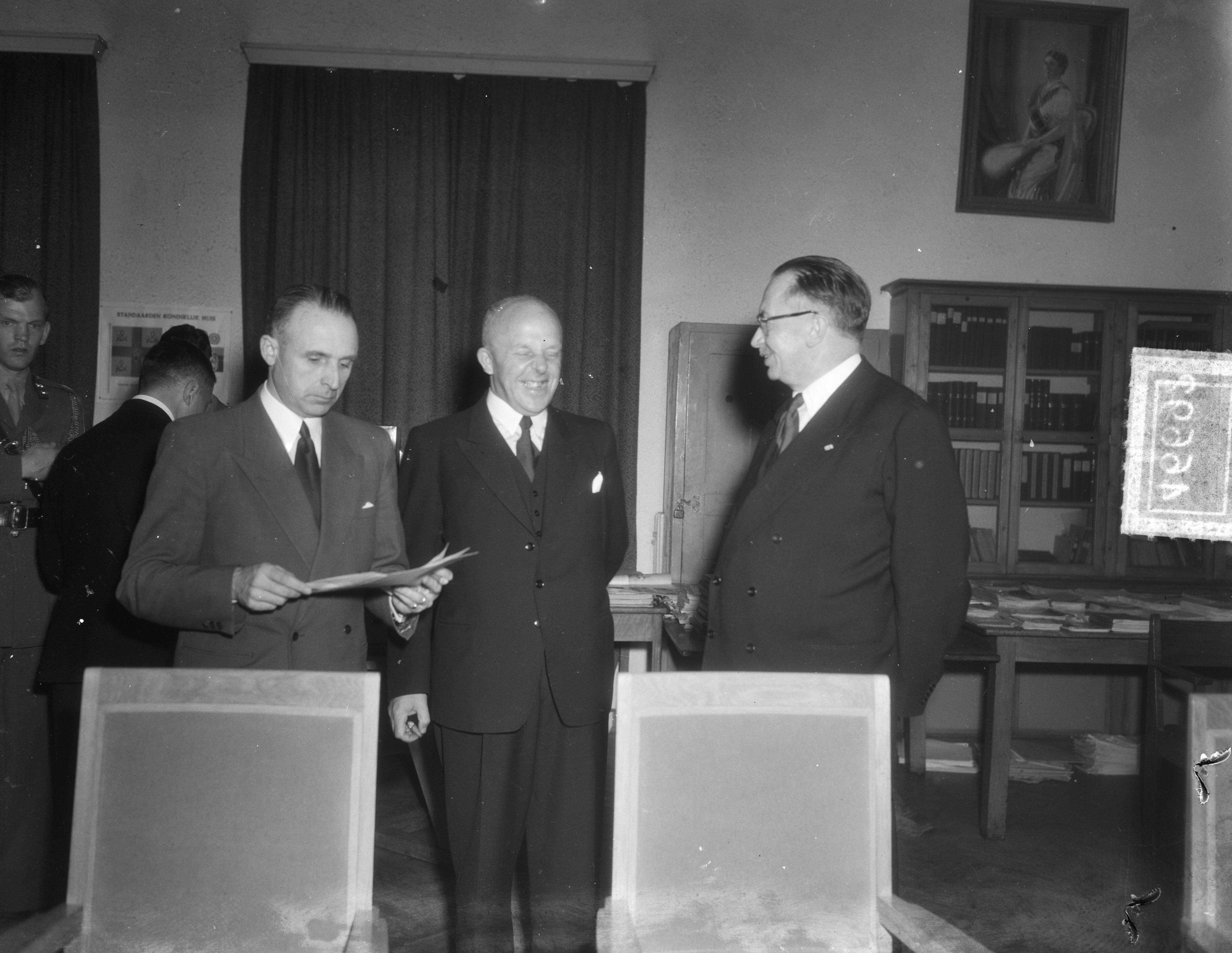 Fotocollectie Anefo — Gecombineerde vergadering over miltaire samenwerking Benelux-landen in Den Haag. Vlnr. de gezant van Luxemburg A. Collaert, minister C. Staf en de Belgische minister van Landsverdediging, kolonel De Greef — Foto: Duinen, G.W. van / Anefo. Licentie: Set B: Rechtenvrij / Publiek Domein. Bron: Nationaal Archief. http://hdl.handle.net/10648/a8eca29c-d0b4-102d-bcf8-003048976d84