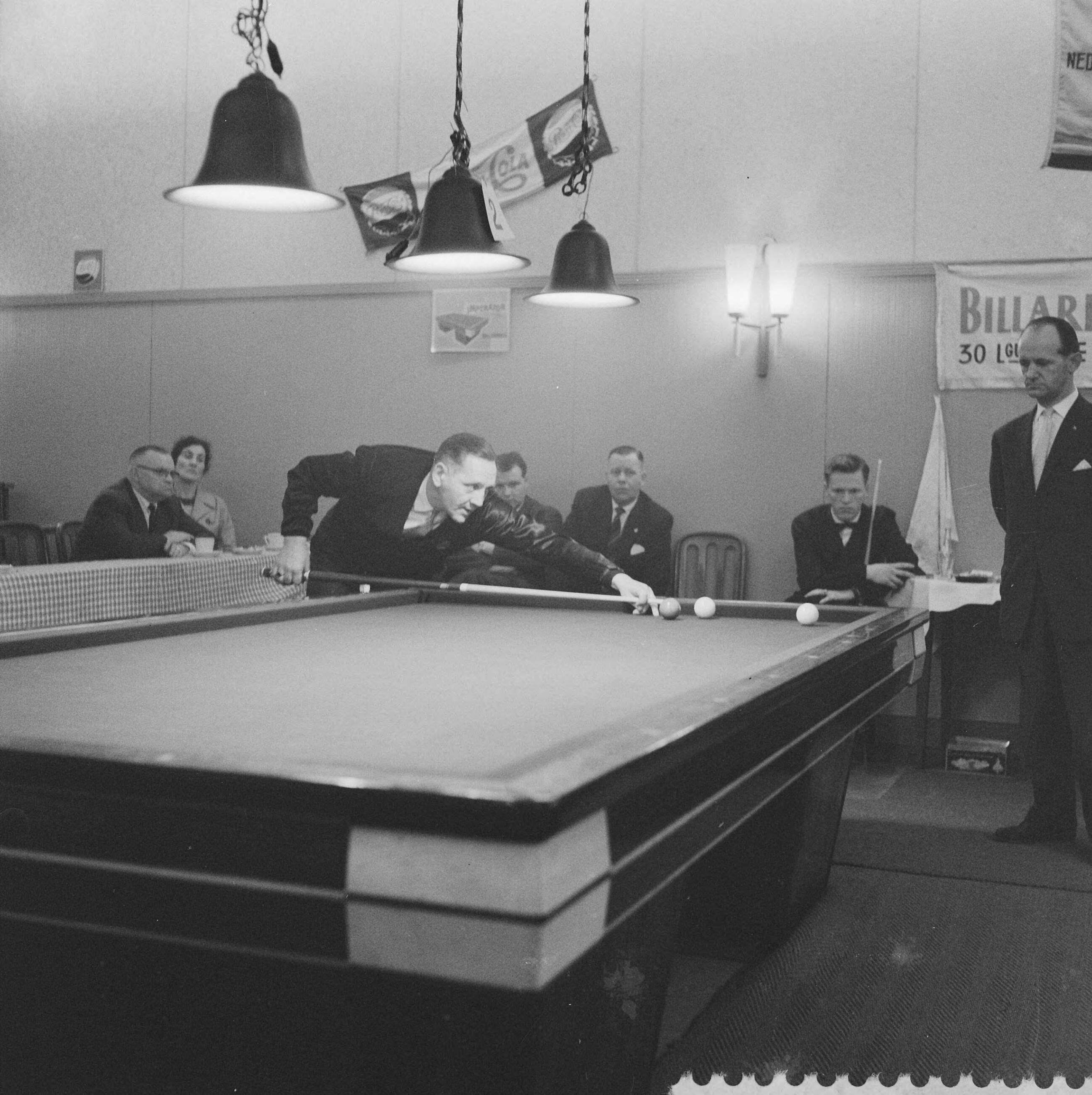 Fotocollectie Anefo — Nederlandse kampioenschap bandstoten te Breda, kampioen Bert Teegelaar aan stoot — Foto: Behrens, Herbert F. / Anefo. Licentie: Set B: Rechtenvrij / Publiek Domein. Bron: Nationaal Archief. http://hdl.handle.net/10648/a9aa8d66-d0b4-102d-bcf8-003048976d84