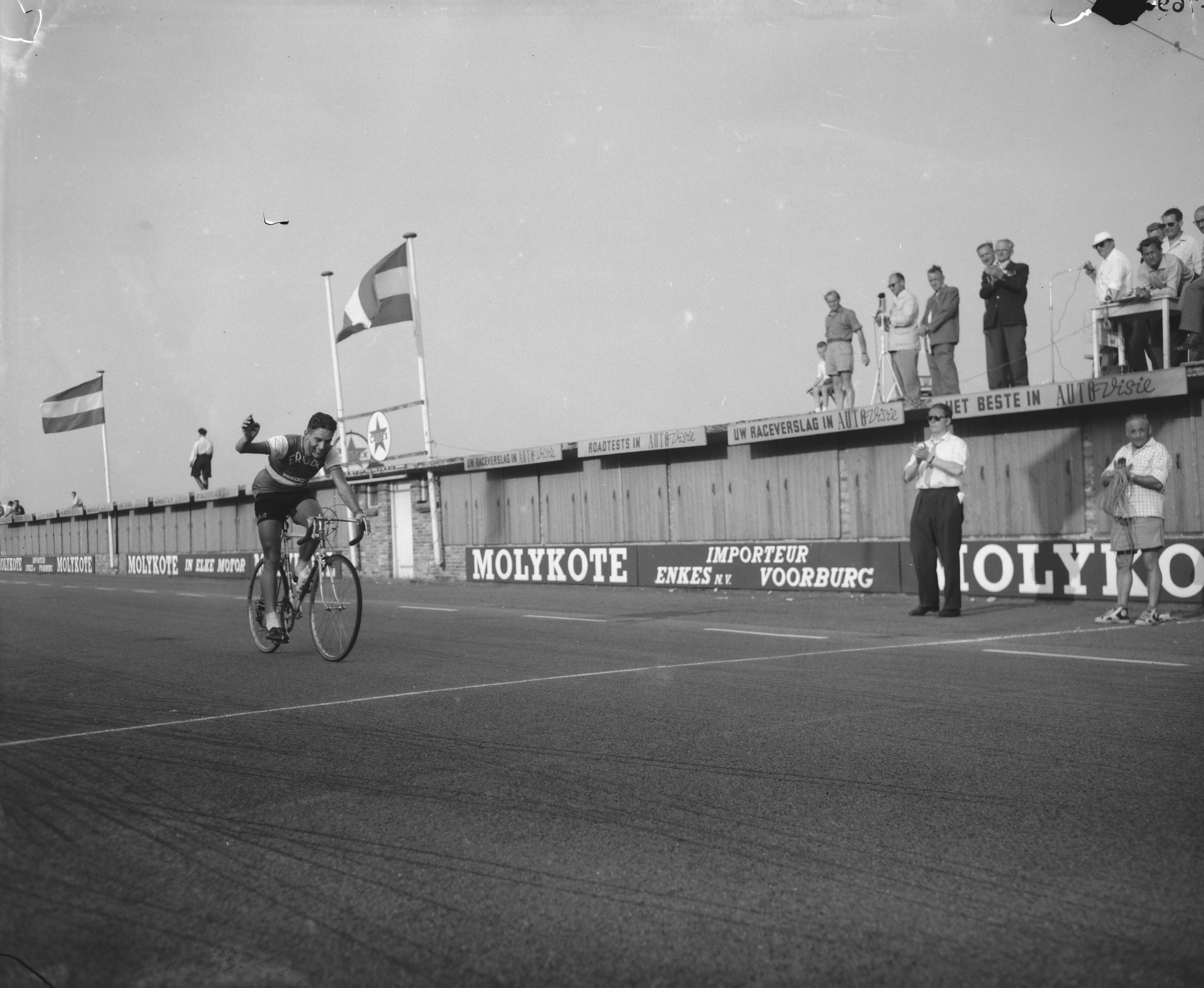 Fotocollectie Anefo — Derde en laatste rit op het circuit van Zandvoort om het kampioenschap van Nederlands wielrennen op de weg bij de profs. Winnaar Piet de Jongh uit Made — Foto: Behrens, Herbert F. / Anefo. Licentie: Set B: Rechtenvrij / Publiek Domein. Bron: Nationaal Archief. http://hdl.handle.net/10648/a9823ffa-d0b4-102d-bcf8-003048976d84
