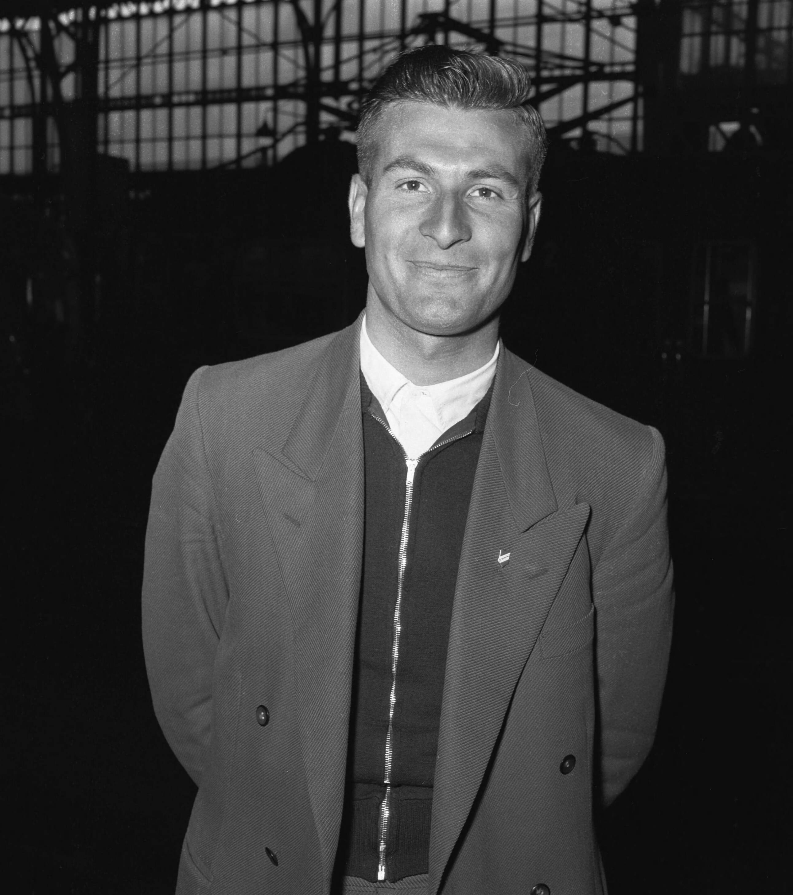 Fotocollectie Anefo — Vertrek wielrenners voor Ronde van Europa vanaf Utrecht CS. Tiny wolfs — Foto: Behrens, Herbert F. / Anefo. Licentie: Set B: Rechtenvrij / Publiek Domein. Bron: Nationaal Archief. http://hdl.handle.net/10648/a94cbb14-d0b4-102d-bcf8-003048976d84