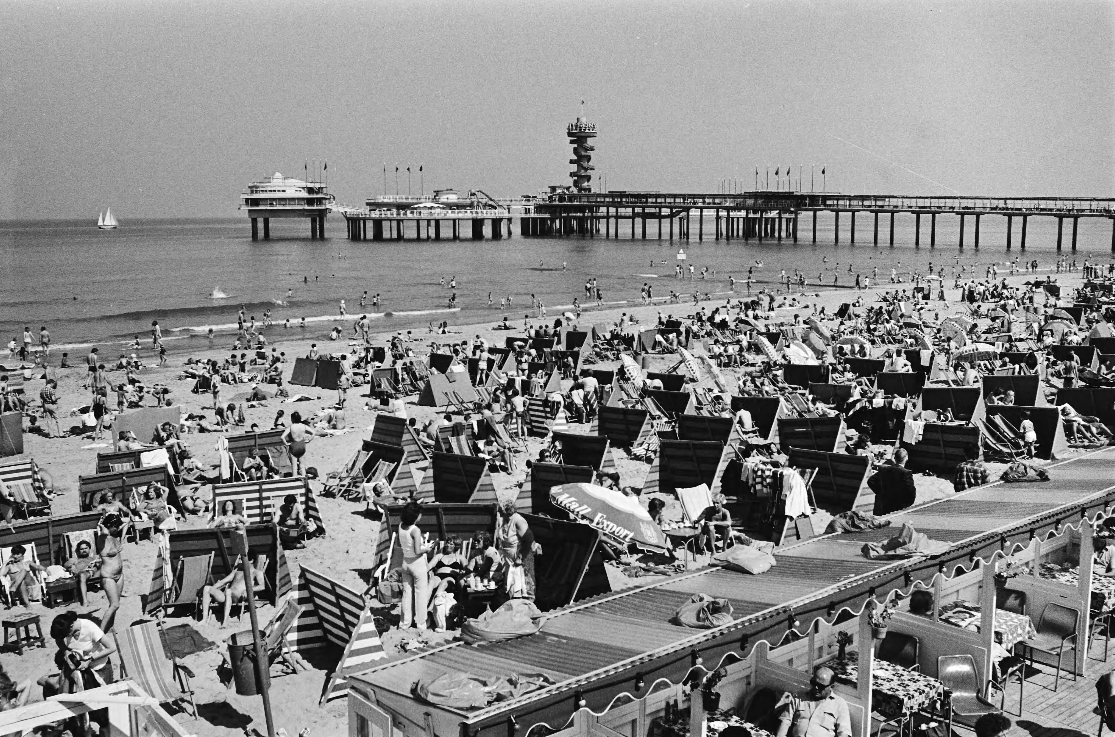 Mooi strandweer in Scheveningen — Uitzicht op de Pier — Foto: Pereira, Fernando / Anefo. Licentie: Set B: Rechtenvrij / Publiek Domein. Bron: Nationaal Archief. http://hdl.handle.net/10648/ace473ca-d0b4-102d-bcf8-003048976d84