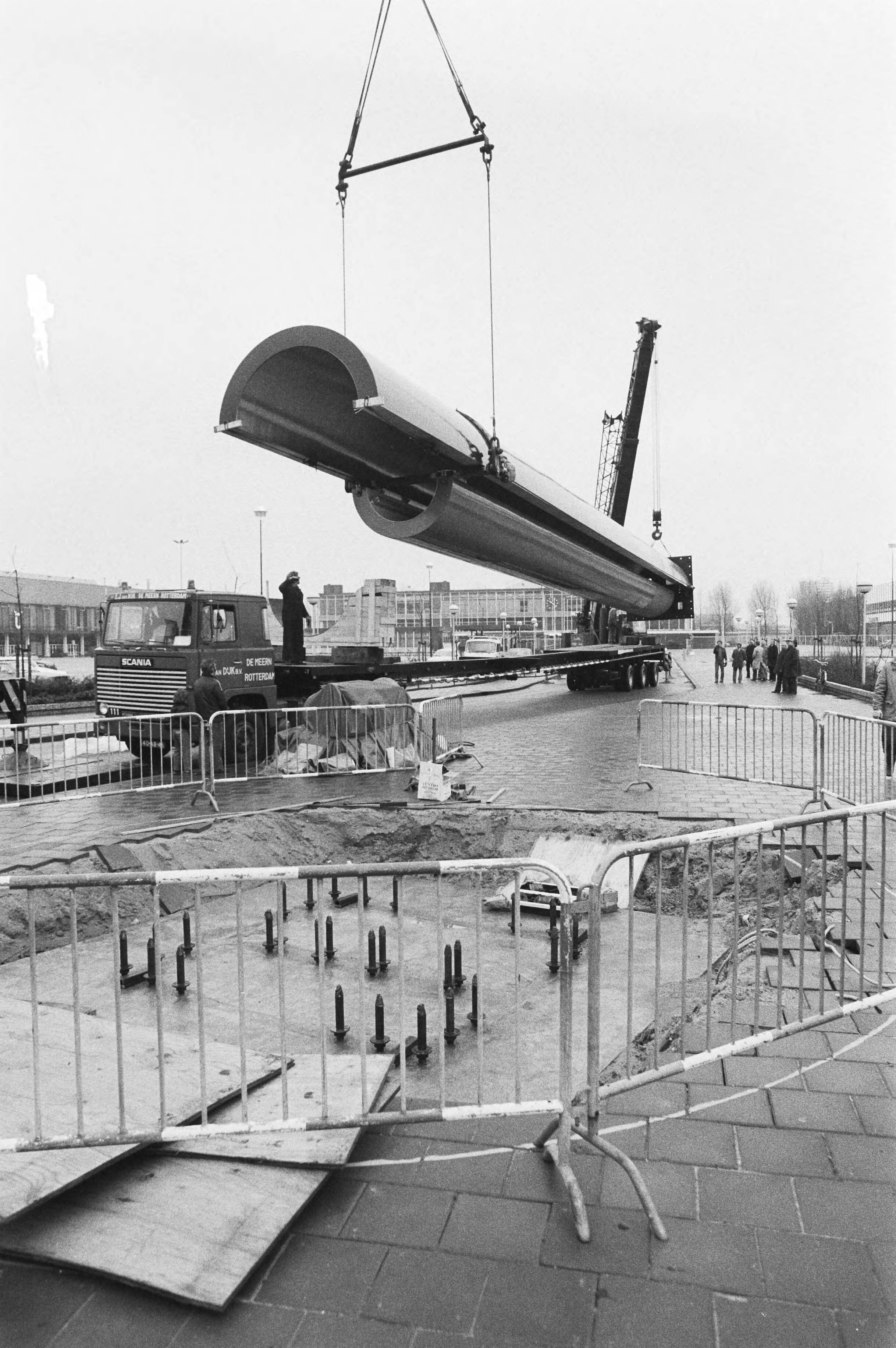 Fotocollectie Anefo — Voor ingang van Jaarbeurs in Utrecht is enorm groot kunstwerk geplaatst, ontworpen door kunstenaar A. Volten — Foto: Antonisse, Marcel / Anefo. Licentie: Set B: Rechtenvrij / Publiek Domein. Bron: Nationaal Archief. http://hdl.handle.net/10648/acf102c0-d0b4-102d-bcf8-003048976d84