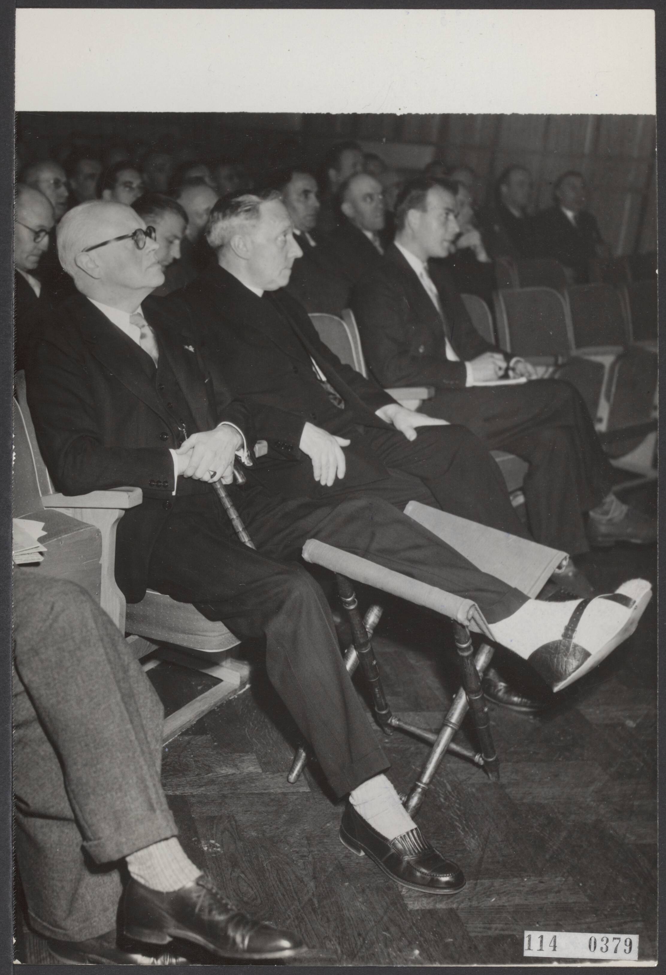 Fotocollectie Elsevier Binnenland — Looncongres van de Katholieke Arbeiders Beweging (KAB) in Utrecht in gebouw K & W. De voorzitter van de KVP kamerfractie, prof. mr. C.P.M. Romme met geblesseerde voet behoorde tot de genodigden. Naast prof. Romme zit dr. Olierook — Foto: Fotograaf Onbekend / Anefo. Licentie: Set B: Rechtenvrij / Publiek Domein. Bron: Nationaal Archief. http://hdl.handle.net/10648/ae301bda-d0b4-102d-bcf8-003048976d84