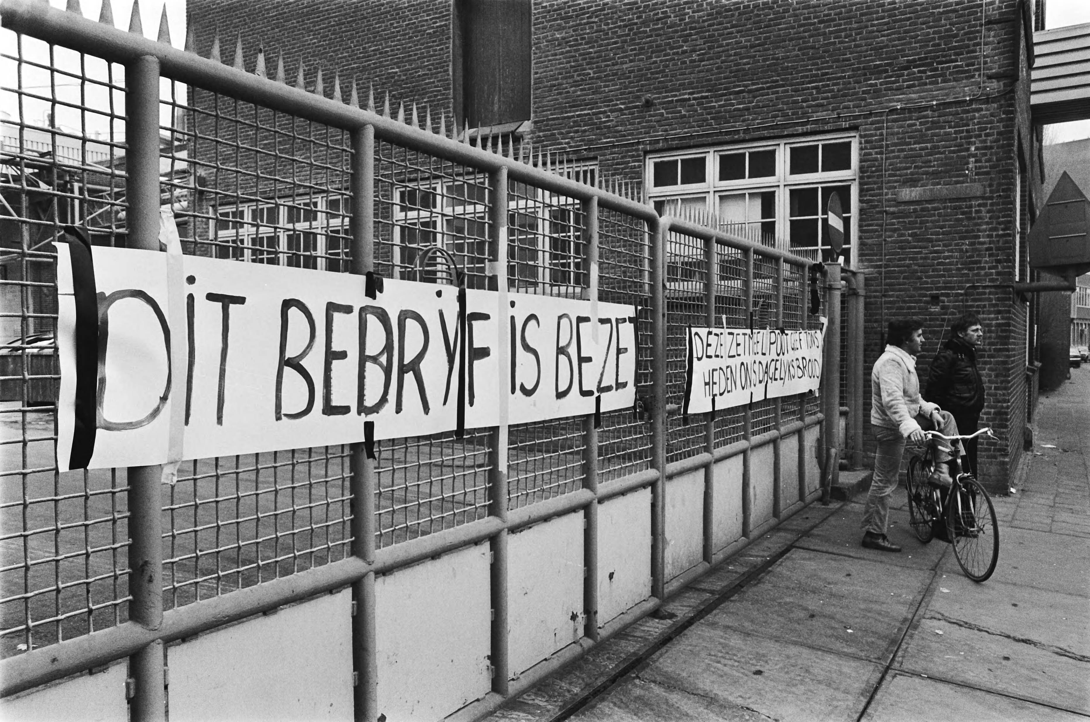 Fotocollectie Anefo — Bedrijf KSH in Koog aan de Zaan door werknemers bezet; protesterende bezetters voor de poort — Foto: Croes, Rob C. / Anefo. Licentie: Set B: Rechtenvrij / Publiek Domein. Bron: Nationaal Archief. http://hdl.handle.net/10648/acada926-d0b4-102d-bcf8-003048976d84
