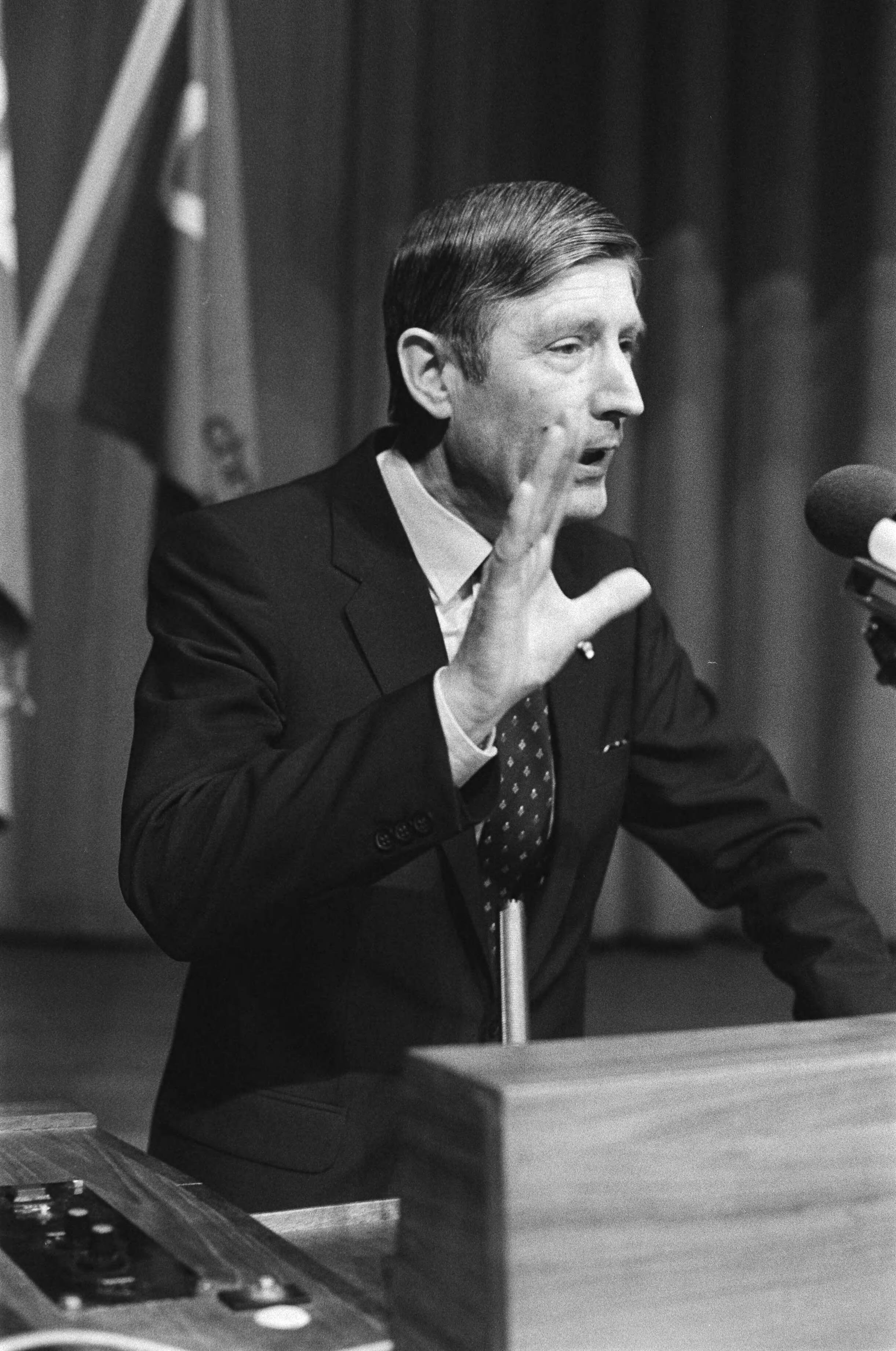 Fotocollectie Anefo — Congres CDA in Den Haag , Premier Van Agt tijdens zijn rede (kop) — Foto: Bogaerts, Rob / Anefo. Licentie: Set B: Rechtenvrij / Publiek Domein. Bron: Nationaal Archief. http://hdl.handle.net/10648/acf5779c-d0b4-102d-bcf8-003048976d84
