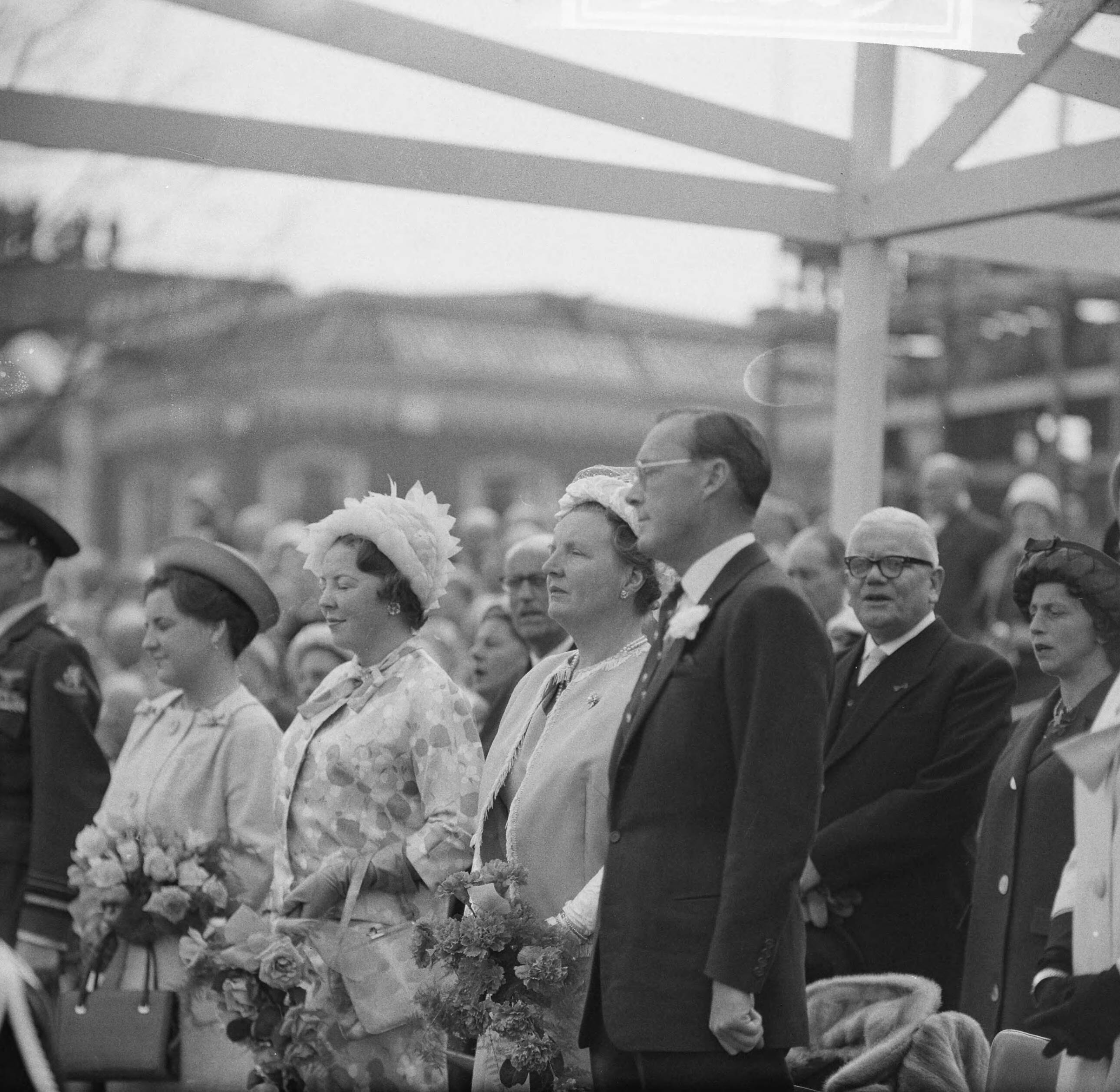 Koninklijk bezoek aan Groningen en Friesland (1962) — Koninklijk bezoek aan Leeuwarden — Foto: Merk, Ben / Anefo. Licentie: Set B: Rechtenvrij / Publiek Domein. Bron: Nationaal Archief. http://hdl.handle.net/10648/aa07134c-d0b4-102d-bcf8-003048976d84
