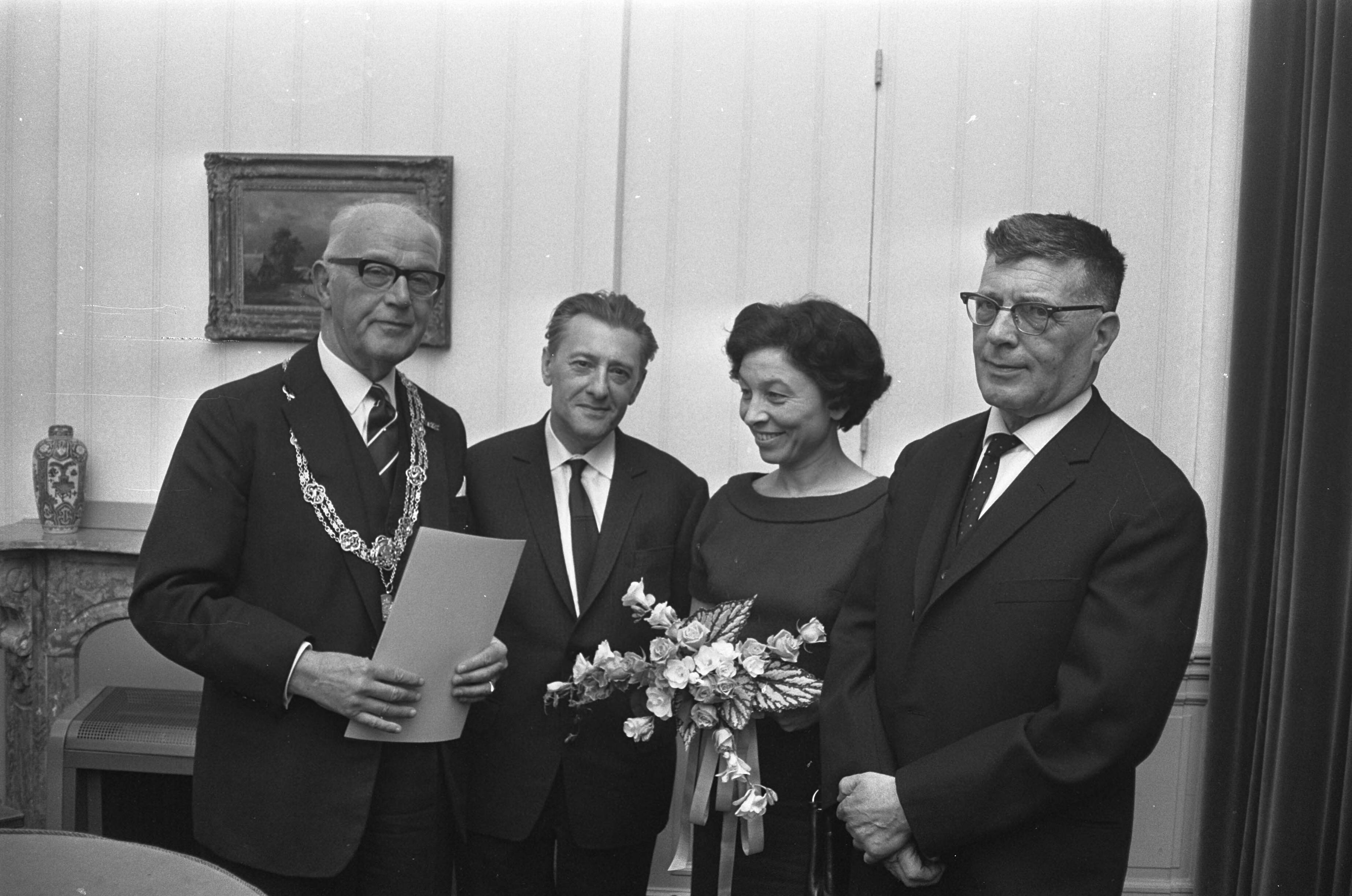 Fotocollectie Anefo — Prijsuitreiking Jan Campertstichting te Den Haag, v.l.n.r. Burgemeester Kolfschoten, Paul Boon, Hanny Michaelis en prof. dr. J. Presser / — Foto: Merk, Ben / Anefo. Licentie: Set B: Rechtenvrij / Publiek Domein. Bron: Nationaal Archief. http://hdl.handle.net/10648/ab14d544-d0b4-102d-bcf8-003048976d84