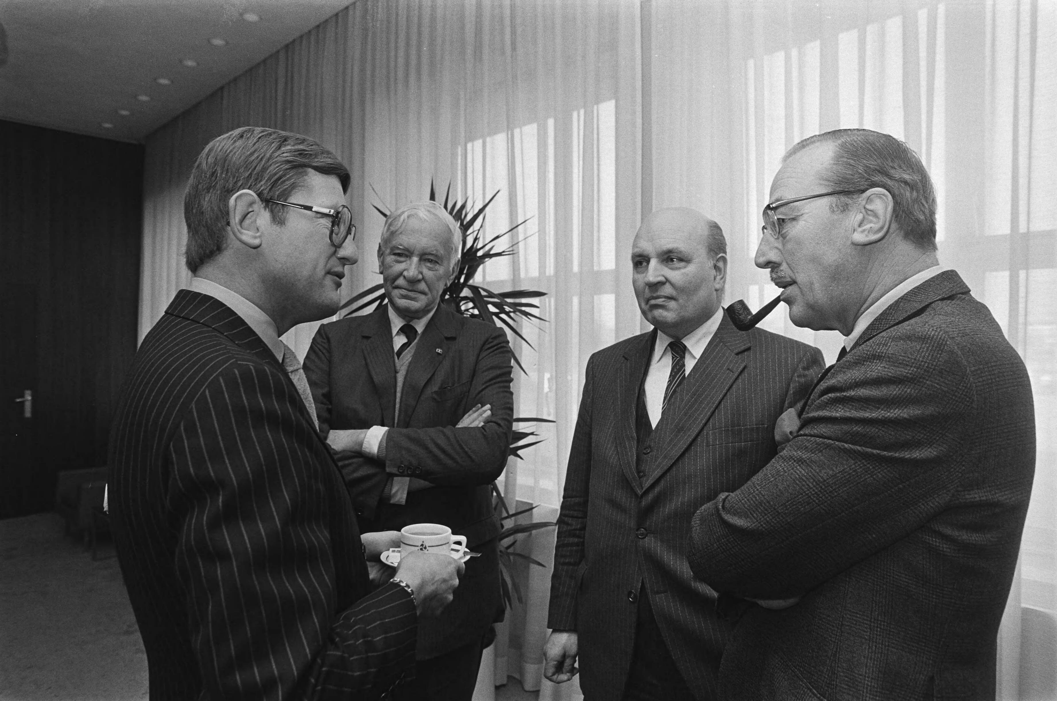 Fotocollectie Anefo — Symposium "Kernwapens, recht en geweten" in Congresgebouw Den Haag — Foto: Dijk, Hans van / Anefo. Licentie: Set B: Rechtenvrij / Publiek Domein. Bron: Nationaal Archief. http://hdl.handle.net/10648/acf5ffa0-d0b4-102d-bcf8-003048976d84