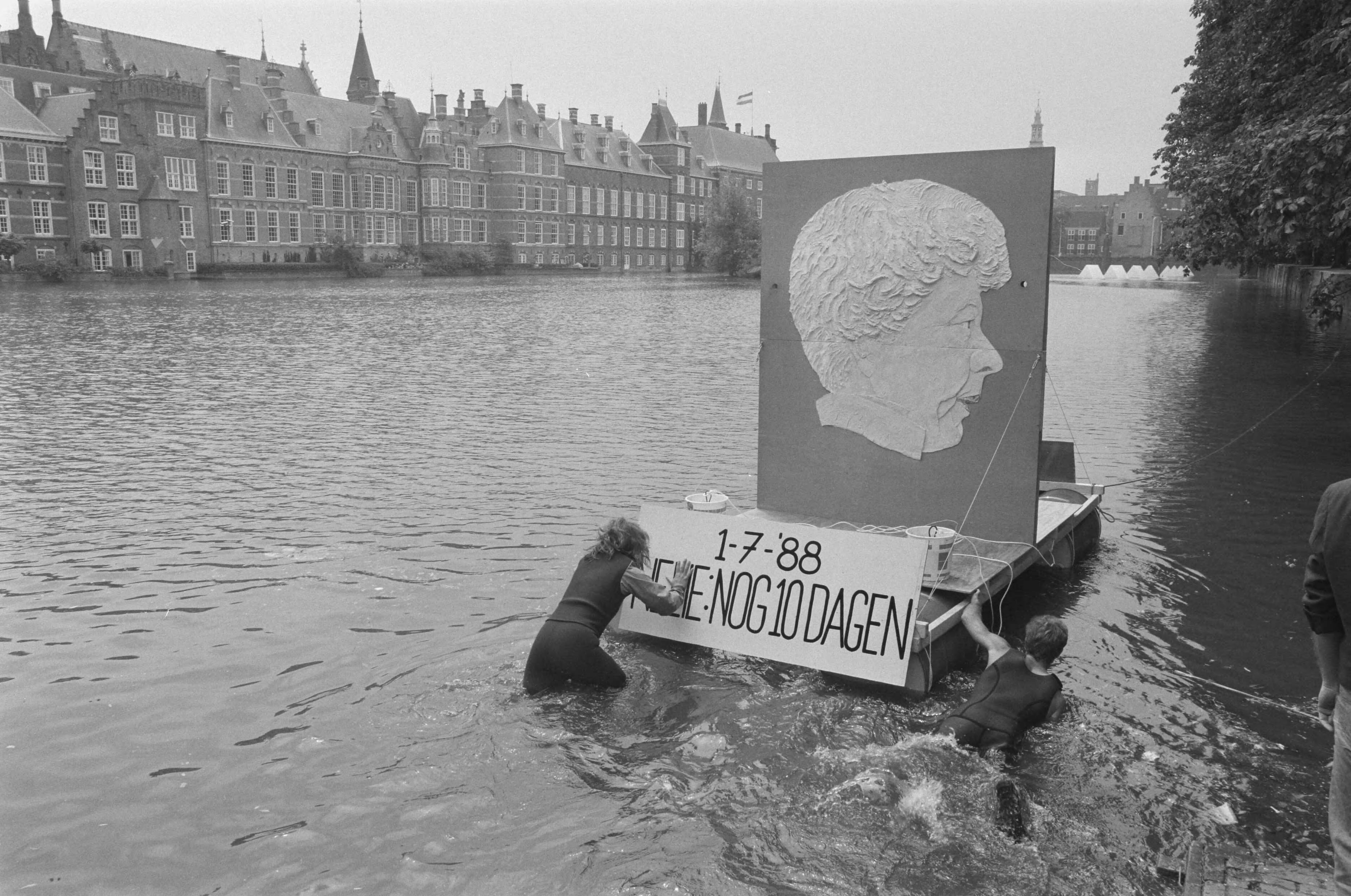 Fotocollectie Anefo — Protest milieu-organisaties tegen lozing afvalgips; gipsen beeltenis minister Smit Kroes in de Hofvijver, Den Haag — Foto: Croes, Rob C. / Anefo. Licentie: Set B: Rechtenvrij / Publiek Domein. Bron: Nationaal Archief. http://hdl.handle.net/10648/ad6b661e-d0b4-102d-bcf8-003048976d84