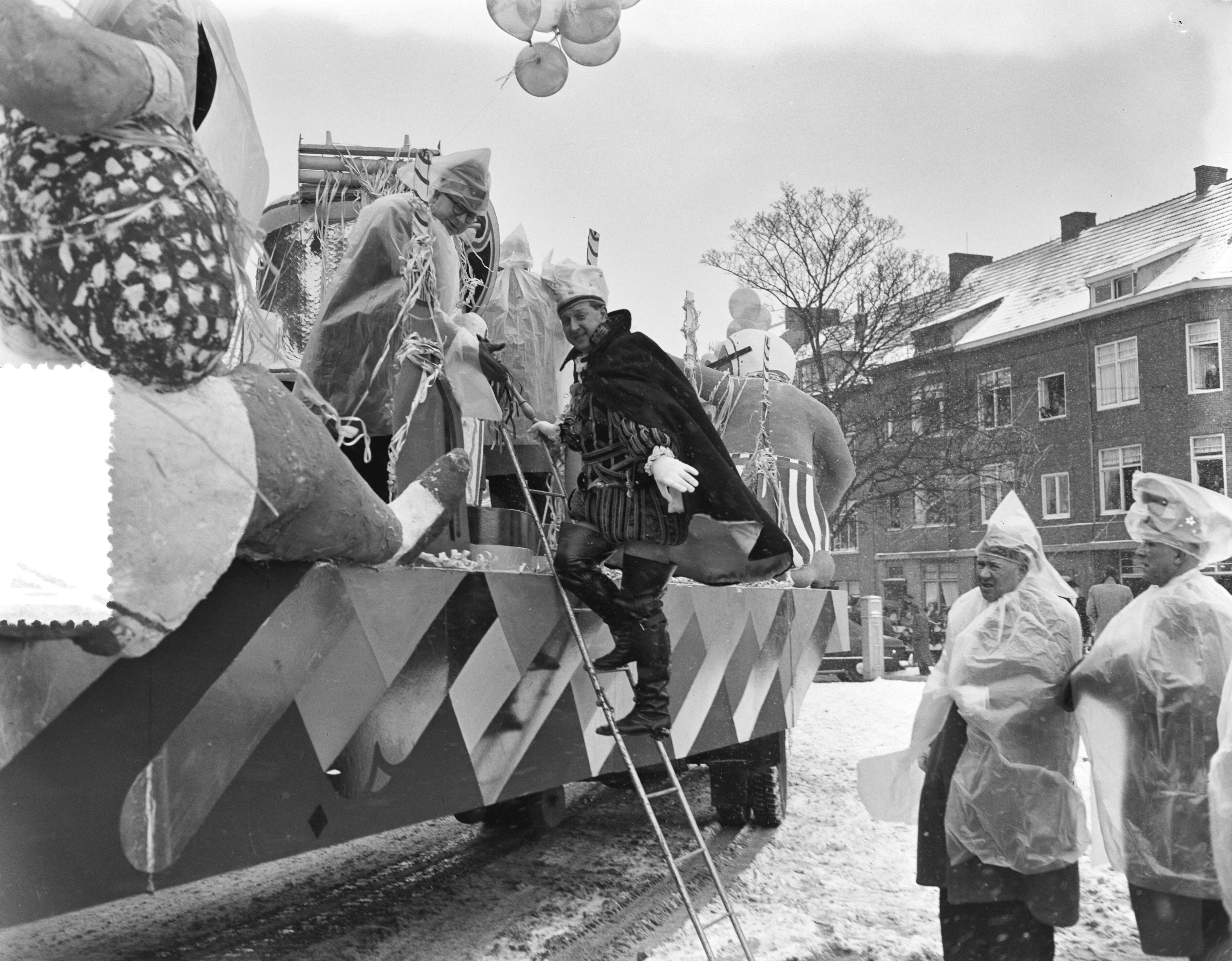 Fotocollectie Anefo — Carnavalsoptocht te Maastricht in de sneeuw — Foto: Pot, Harry / Anefo. Licentie: Set B: Rechtenvrij / Publiek Domein. Bron: Nationaal Archief. http://hdl.handle.net/10648/a930f118-d0b4-102d-bcf8-003048976d84