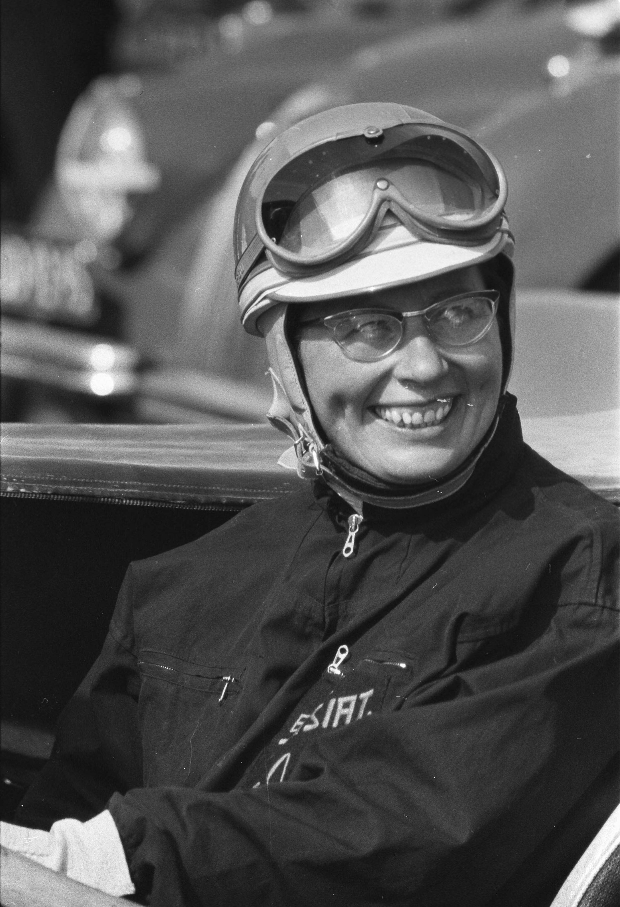 Fotocollectie Anefo — Autoraces Zandvoort op Tweede Pinksterdag. Mevrouw Vader — Foto: Pot, Harry / Anefo. Licentie: Set B: Rechtenvrij / Publiek Domein. Bron: Nationaal Archief. http://hdl.handle.net/10648/a9942e72-d0b4-102d-bcf8-003048976d84