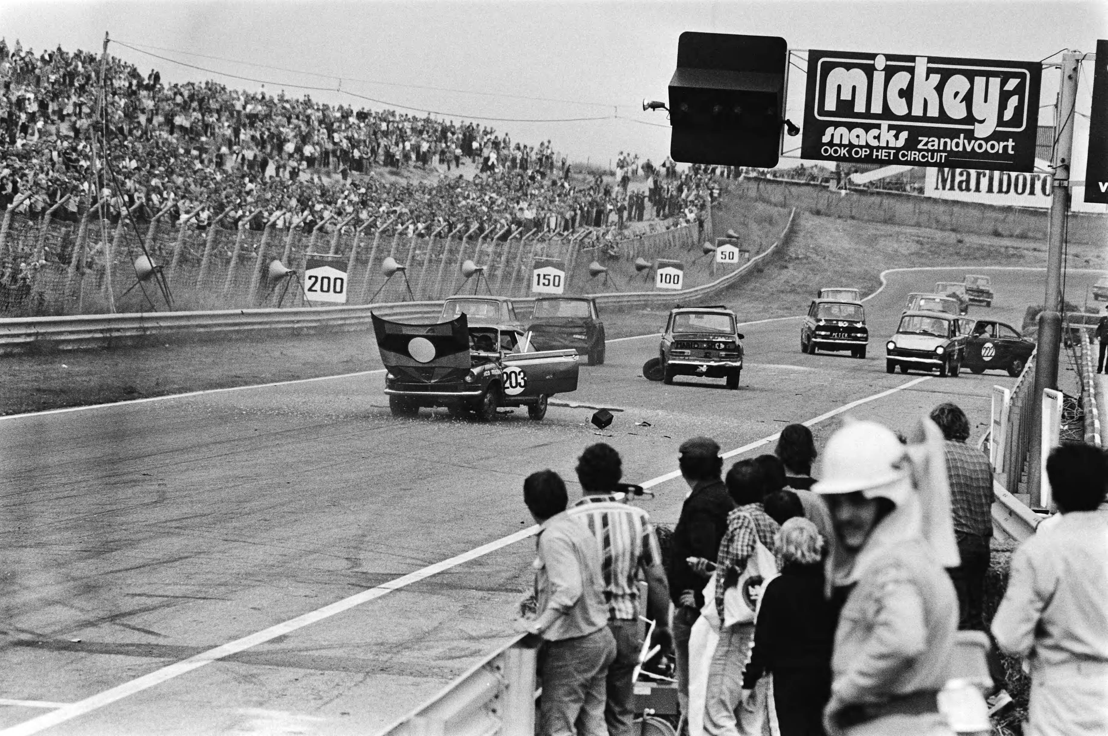 "Ter land, ter zee en in de lucht", opnamen voor het TROS TV programma wedstrijd achteruitrijden op het circuit van Zandvoort — Spektakel tijdens de DAF races — Foto: Suyk, Koen / Anefo. Licentie: Set B: Rechtenvrij / Publiek Domein. Bron: Nationaal Archief. http://hdl.handle.net/10648/acce2354-d0b4-102d-bcf8-003048976d84