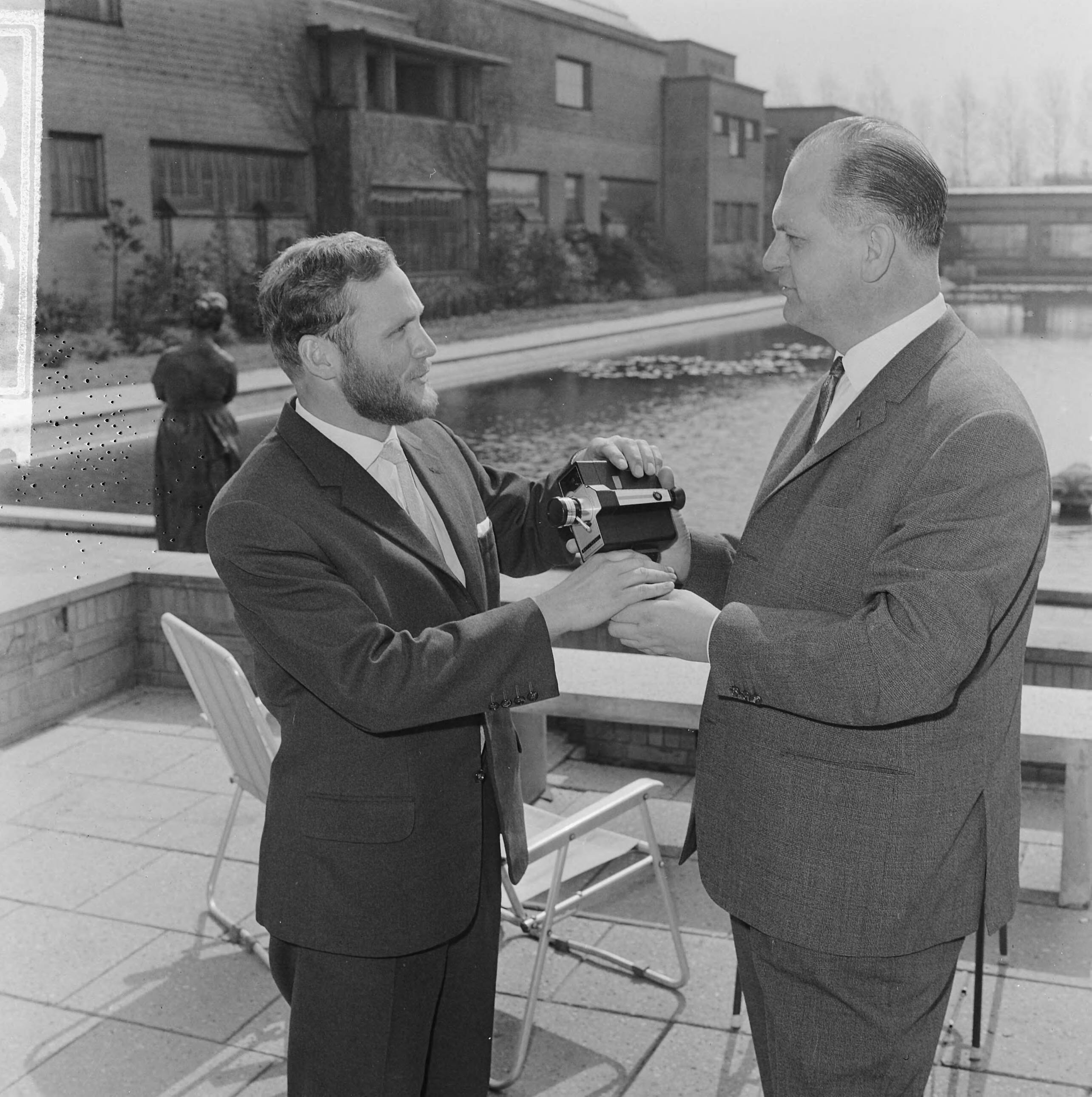 Fotocollectie Anefo — World Press Photo Prijs uitgereikt aan fotograaf Peter Thomann, Peter van Breukelen overhandigt de prijs (rechts) — Foto: Koch, Eric / Anefo. Licentie: Set B: Rechtenvrij / Publiek Domein. Bron: Nationaal Archief. http://hdl.handle.net/10648/aa663b60-d0b4-102d-bcf8-003048976d84