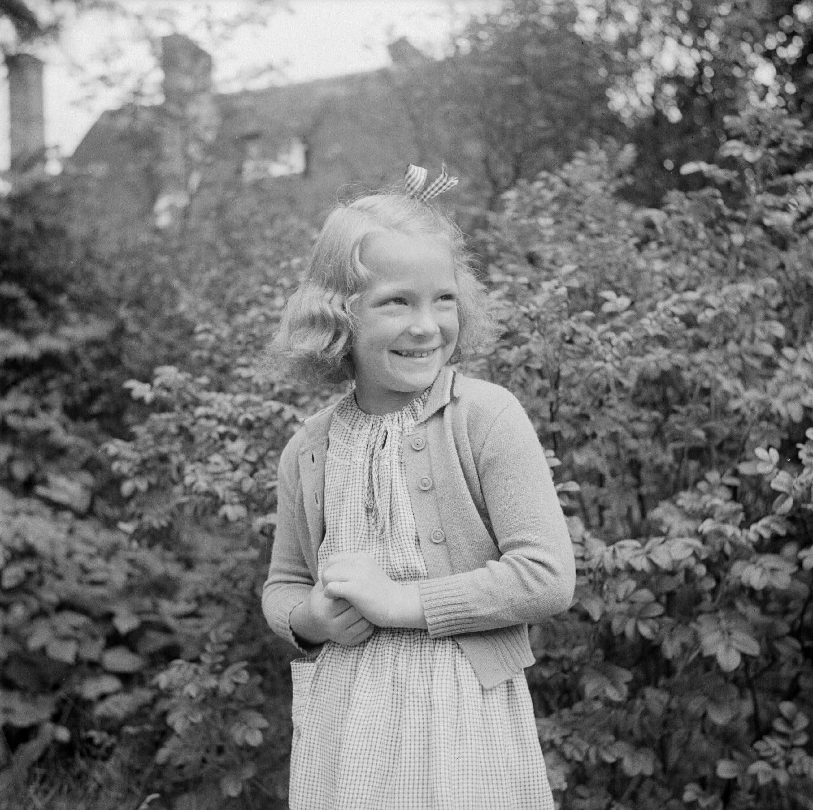 Prinses Beatrix en prinses Irene op Werkplaats Kindergemeenschap van Kees Boeke te Bilthoven — Prinses Irene in de tuin — Foto: Poll, Willem van de. Licentie: Set B: Rechtenvrij / Publiek Domein. Bron: Nationaal Archief. http://hdl.handle.net/10648/aee81b5e-d0b4-102d-bcf8-003048976d84