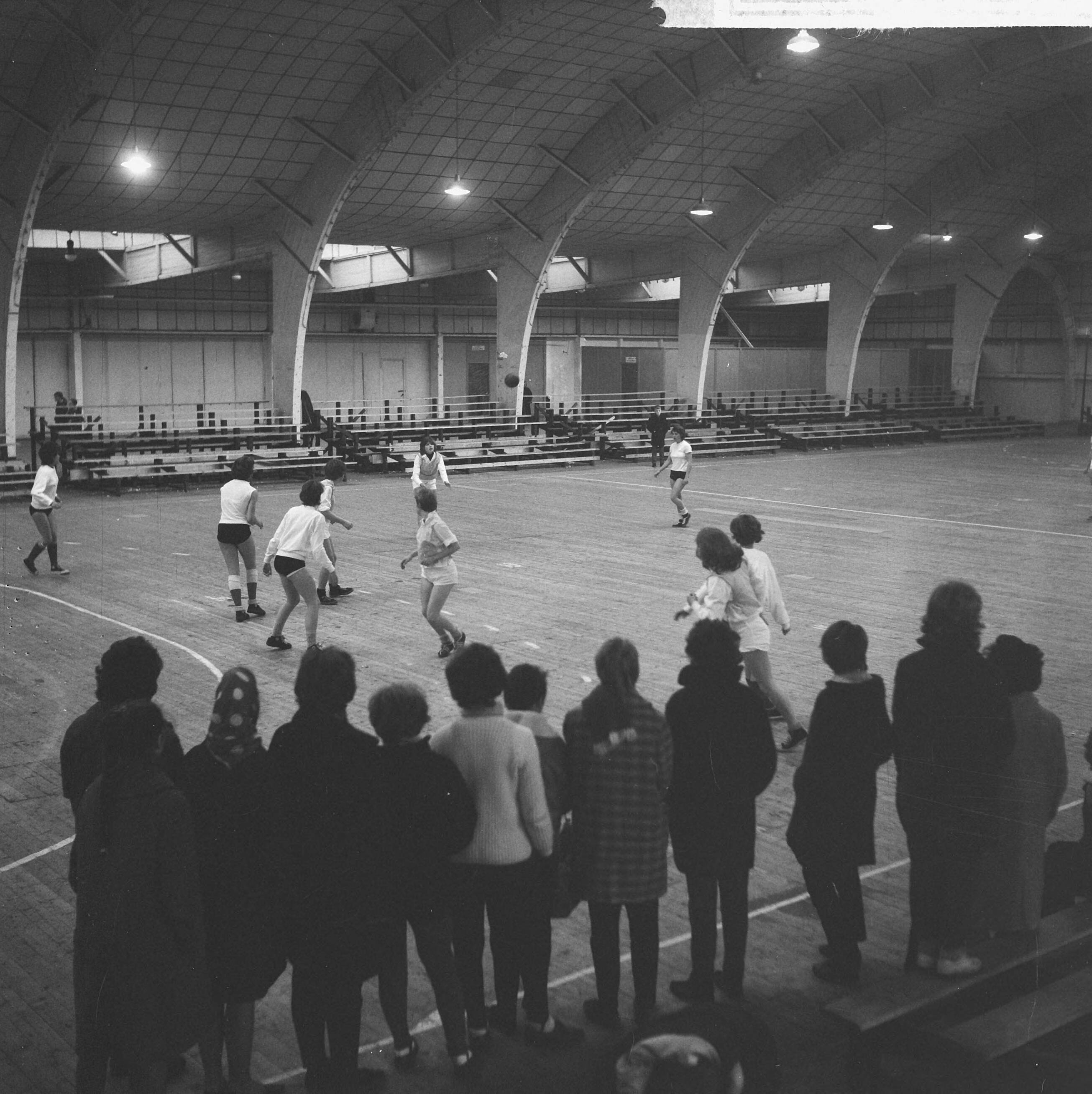 Fotocollectie Anefo — Schoolkersttoernooi in de RAI te Amsterdam georganiseerd door de Sazabo-schoolsportcommissie, handbal — Foto: Nijs, Jac. de / Anefo. Licentie: Set B: Rechtenvrij / Publiek Domein. Bron: Nationaal Archief. http://hdl.handle.net/10648/aa23cfe6-d0b4-102d-bcf8-003048976d84