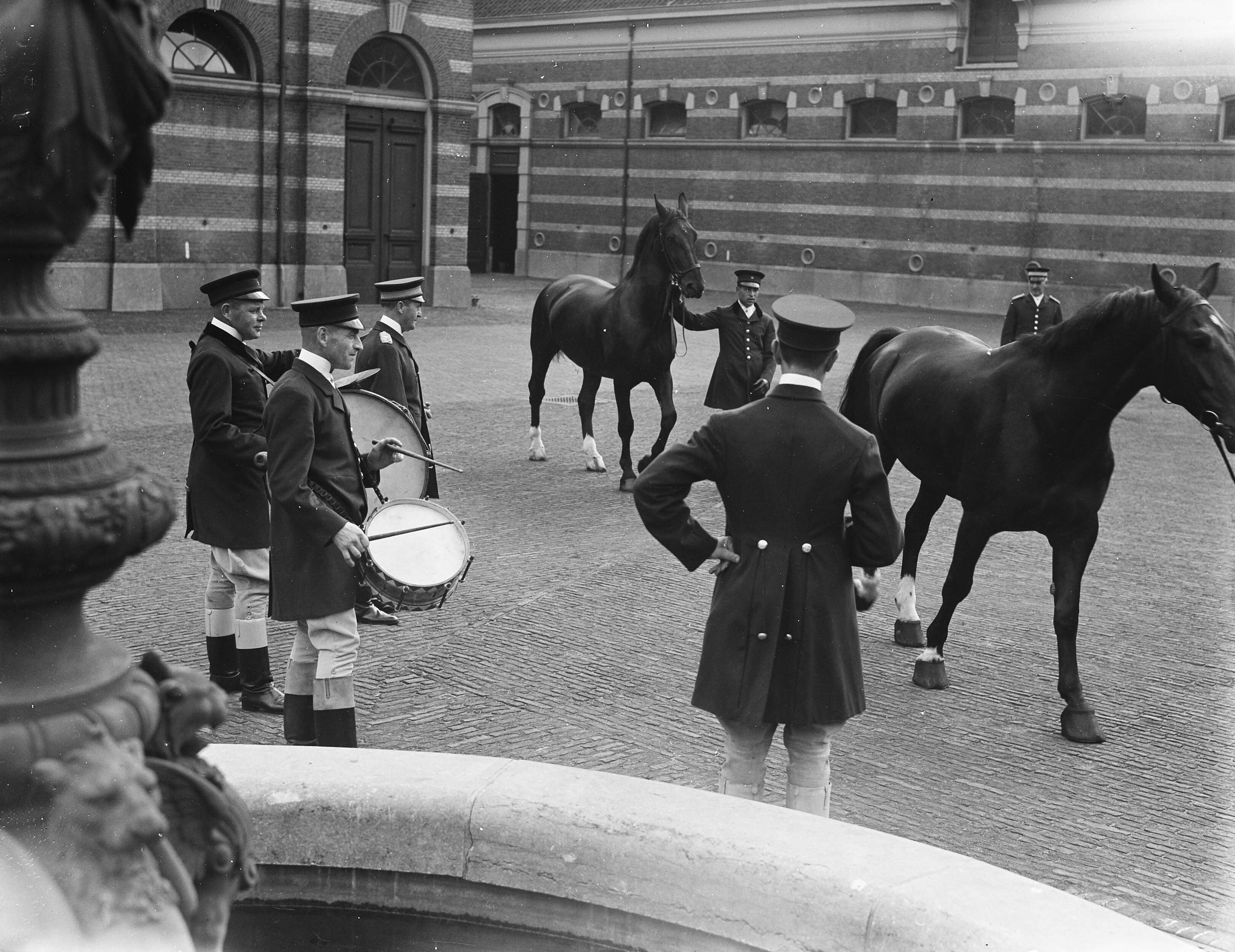 Koninklijke Stallen te Den Haag. Voorbereidingen viering Regeringsjubileum — Koninklijks Stallen te Den Haag. Paarden worden aan muziek gewend. — Foto: Merk, Ben / Anefo. Licentie: Set B: Rechtenvrij / Publiek Domein. Bron: Nationaal Archief. http://hdl.handle.net/10648/a8babe44-d0b4-102d-bcf8-003048976d84