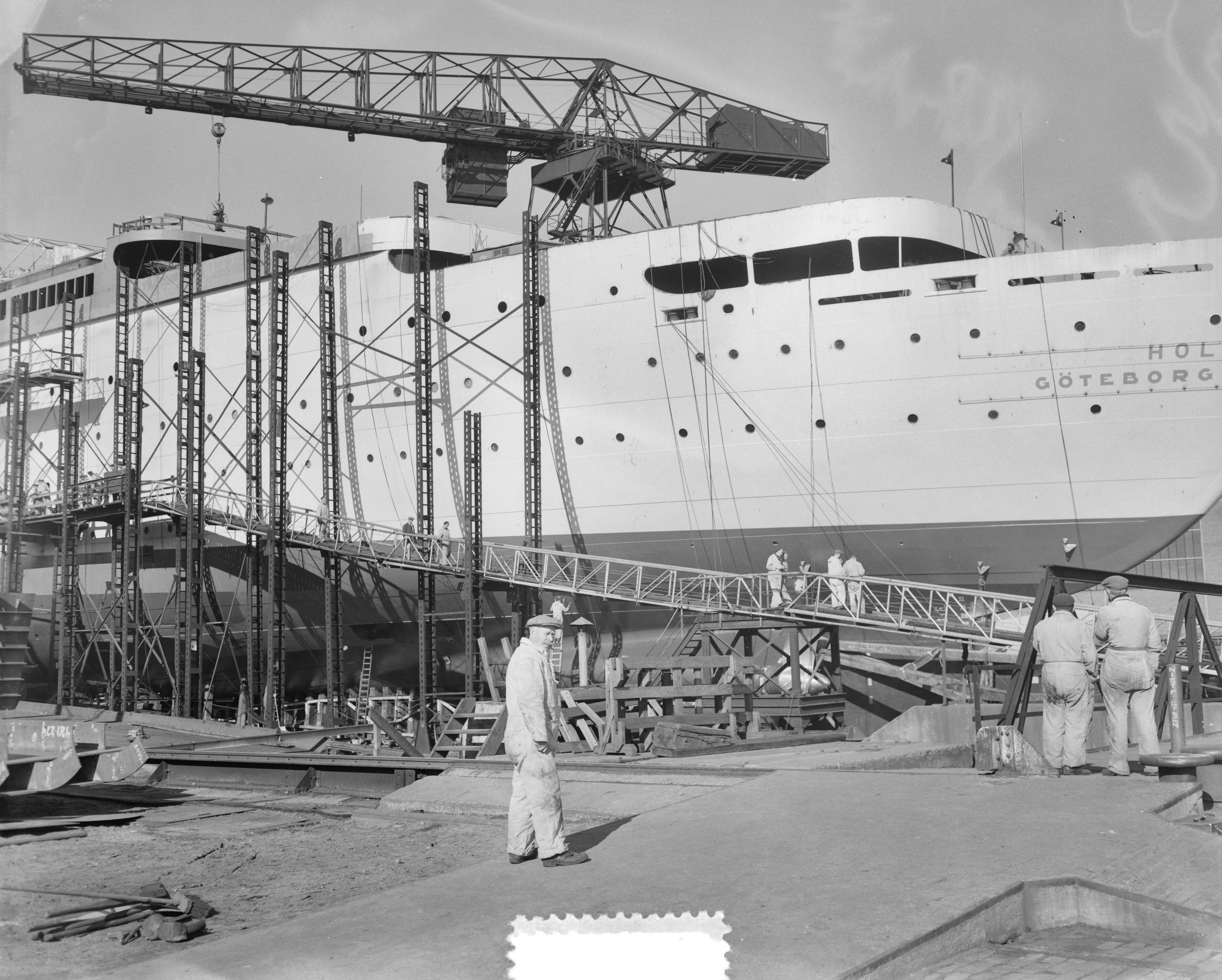 Tewaterlating Zweeds schip "Kungsholm" bij De Schelde te Vlissingen — Voorbereidingen voor de tewaterlating van het passagiersschip "Kungsholm" bij de Koninklijke Maatschappij De Schelde te Vlissingen in aanbouw voor de Svenska Amerika Linjen te Stockholm — Foto: Consenheim, Wim / Anefo. Licentie: Set B: Rechtenvrij / Publiek Domein. Bron: Nationaal Archief. http://hdl.handle.net/10648/a90155fc-d0b4-102d-bcf8-003048976d84