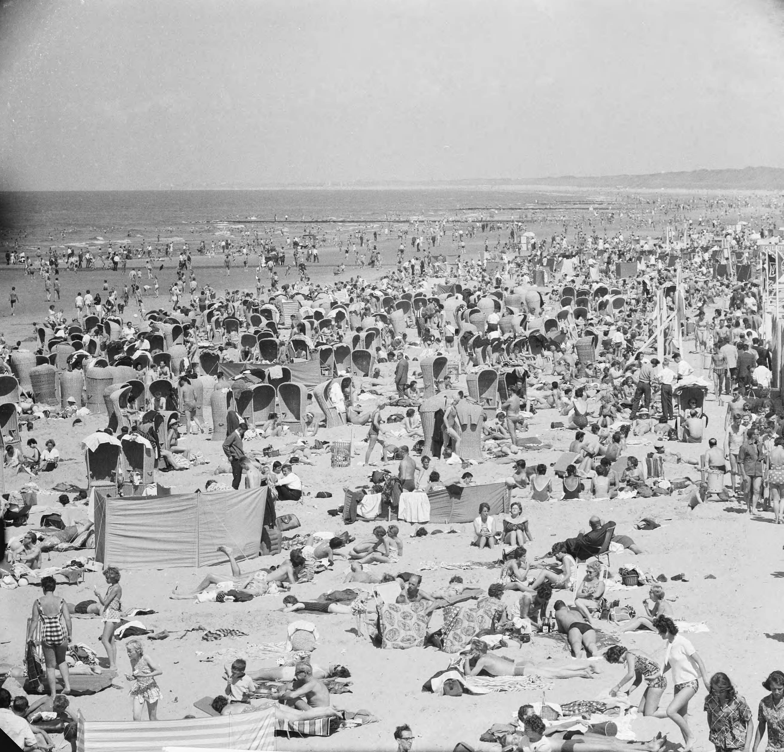 Fotocollectie Anefo — Warm strandweer op Scheveningen (drukte aan het strand) — Foto: Nijs, Jac. de / Anefo. Licentie: Set B: Rechtenvrij / Publiek Domein. Bron: Nationaal Archief. http://hdl.handle.net/10648/aa125266-d0b4-102d-bcf8-003048976d84