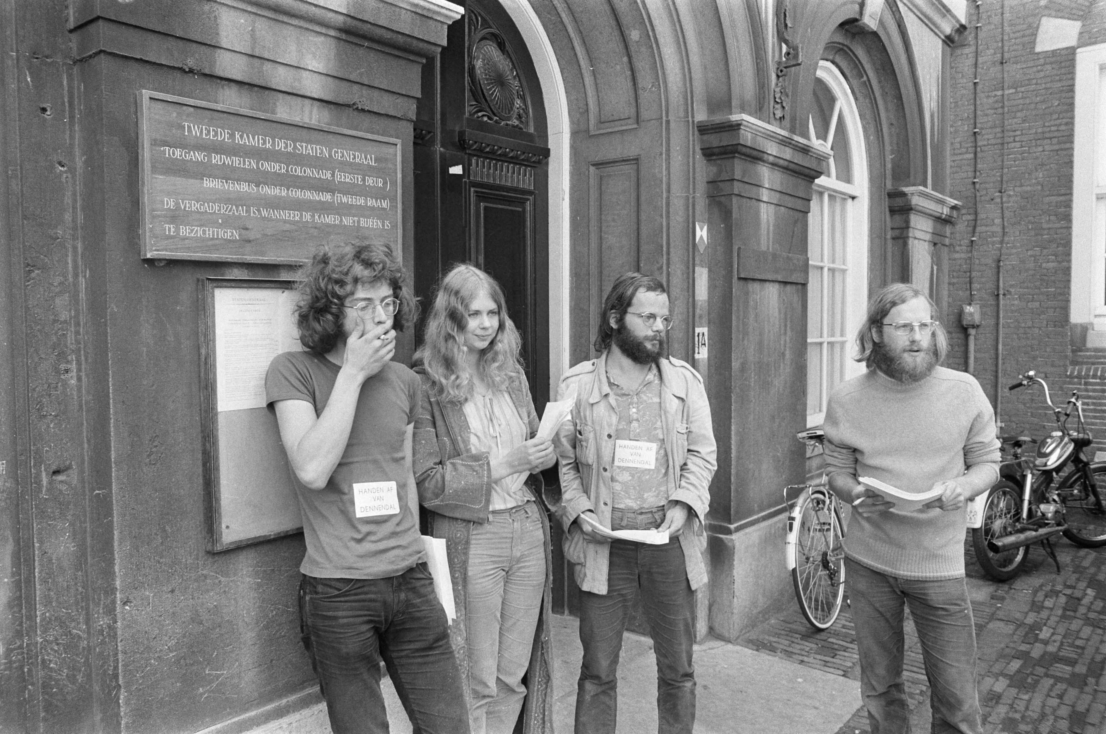 Fotocollectie Anefo — Formateur Biesheuvel achter bureau in gebouw Eerste Kamer Den Haag , stafleden van Dennendal bij ingang — Foto: Verhoeff, Bert / Anefo. Licentie: Set B: Rechtenvrij / Publiek Domein. Bron: Nationaal Archief. http://hdl.handle.net/10648/abc4be1e-d0b4-102d-bcf8-003048976d84