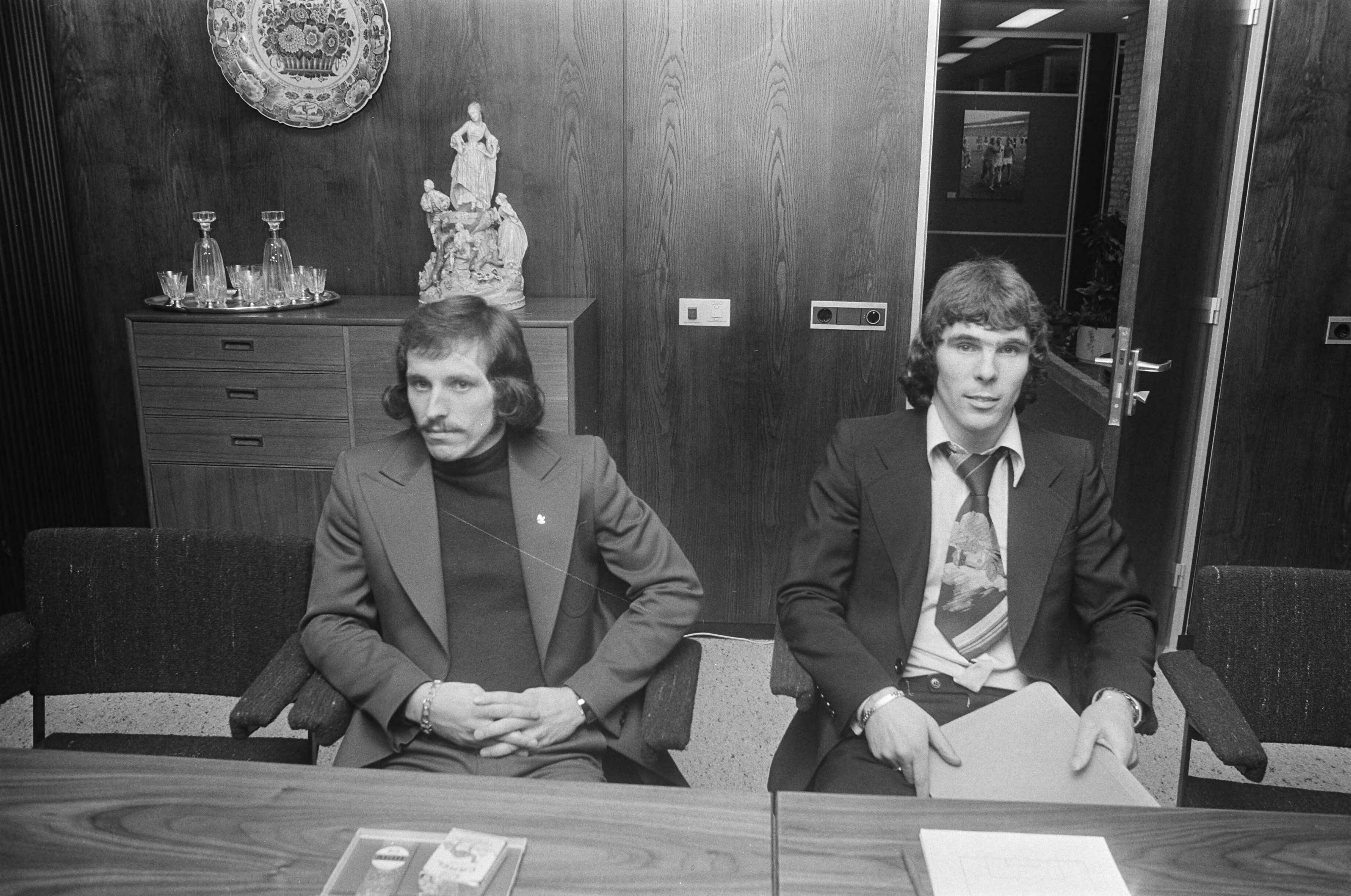 Fotocollectie Anefo — KNVB-tuchtcommissie behandelt zaak tegen Drost en Van Hanegem in Zeist; Wim van Hanegem (r) en Epi Drost (l) tijdens behandeling — Foto: Peters, Hans / Anefo. Licentie: Set B: Rechtenvrij / Publiek Domein. Bron: Nationaal Archief. http://hdl.handle.net/10648/ac5eb38e-d0b4-102d-bcf8-003048976d84