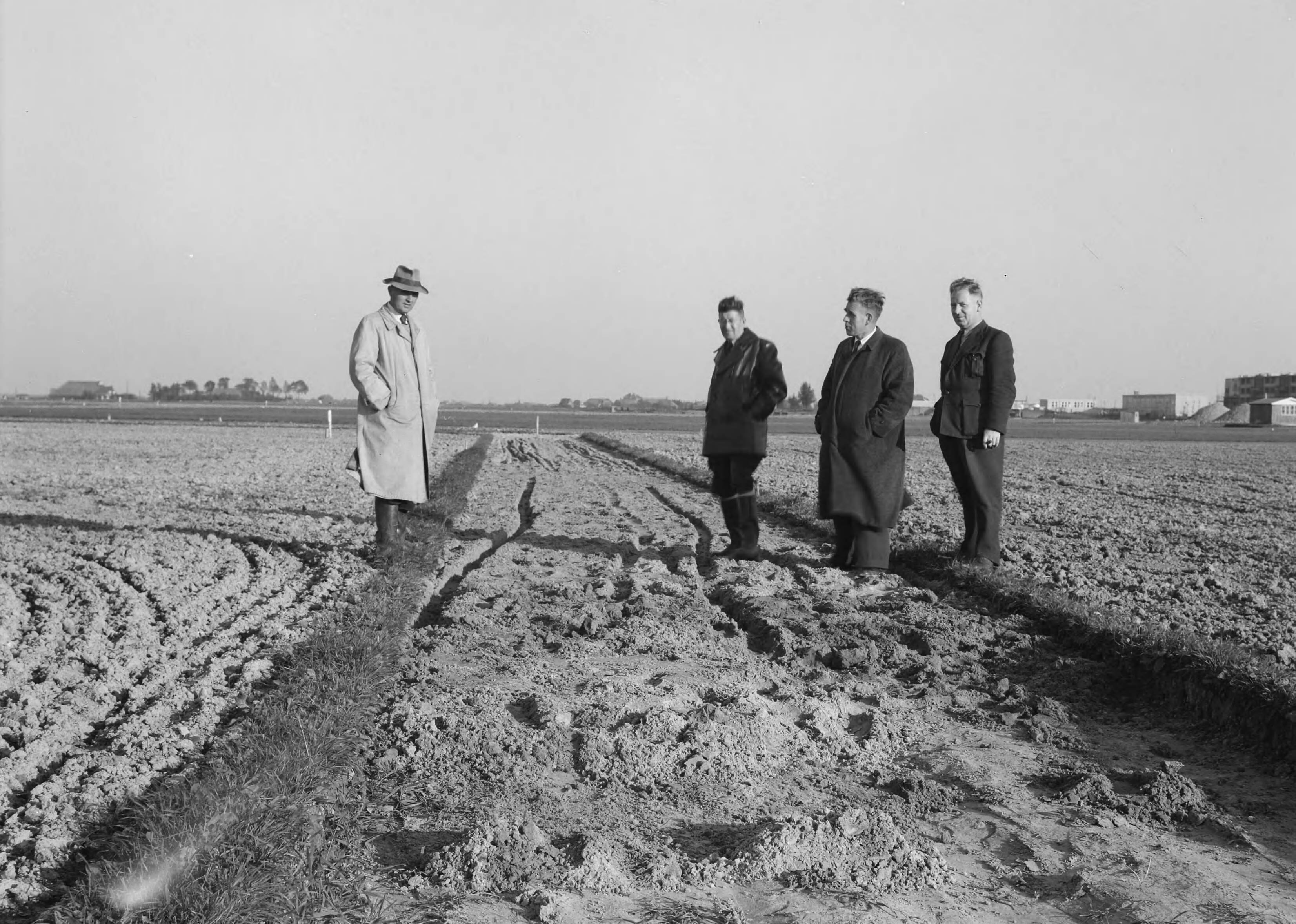 Fotocollectie Nederlandse Heidemaatschappij — De heer Stegemans en enkele ambtenaren bij rondgang langs sportvelden gem. Groningen — Foto: Nijhof, [...] / Heidemij. Licentie: Set B: Rechtenvrij / Publiek Domein. Bron: Nationaal Archief. http://hdl.handle.net/10648/ae784630-d0b4-102d-bcf8-003048976d84