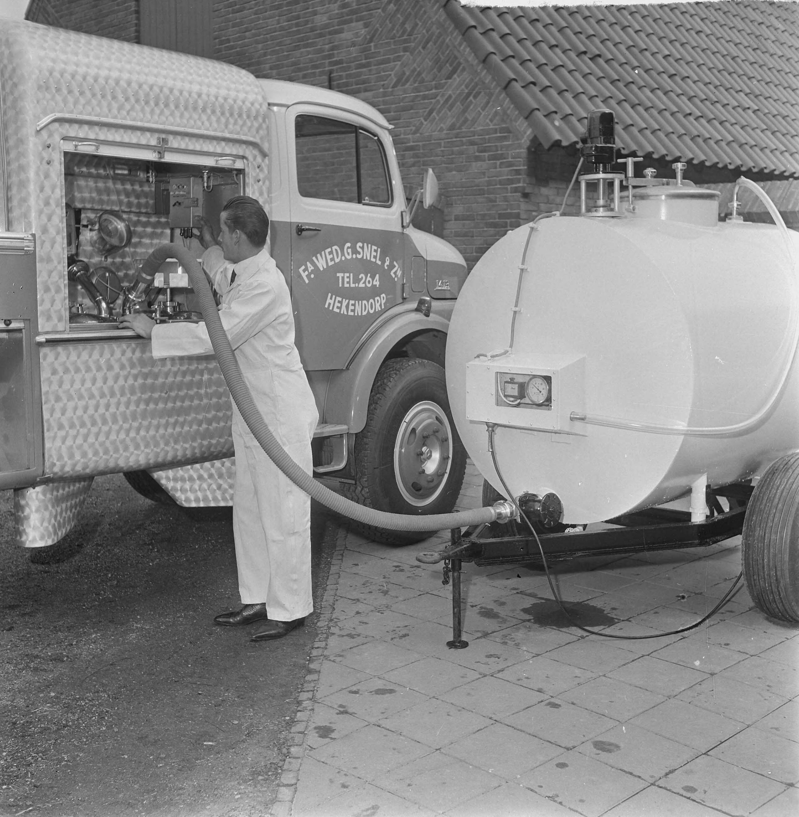 Fotocollectie Anefo — Melkinrichting Menken NV te Wassenaar, nieuw systeem voor transport en conservering melk — Foto: Voets, Jan / Anefo. Licentie: Set B: Rechtenvrij / Publiek Domein. Bron: Nationaal Archief. http://hdl.handle.net/10648/aa9e4d48-d0b4-102d-bcf8-003048976d84
