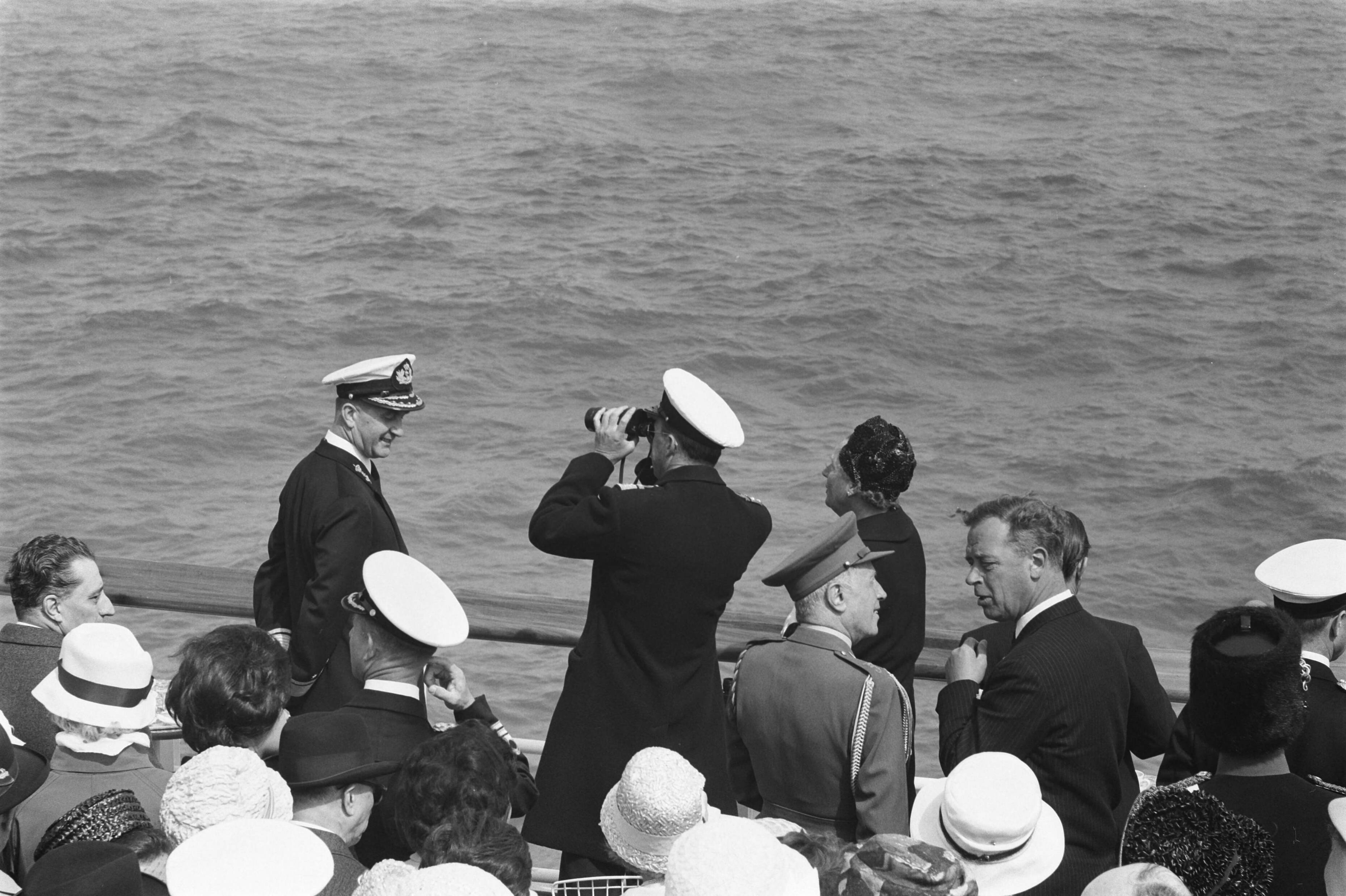 Fotocollectie Anefo — Vlootschouw bij de Scheveningse Pier. Koningin Juliana, prins Bernhard en vice-admiraal L. Brouwer op de Pier — Foto: Pot, Harry / Anefo. Licentie: Set B: Rechtenvrij / Publiek Domein. Bron: Nationaal Archief. http://hdl.handle.net/10648/a9db9f5a-d0b4-102d-bcf8-003048976d84